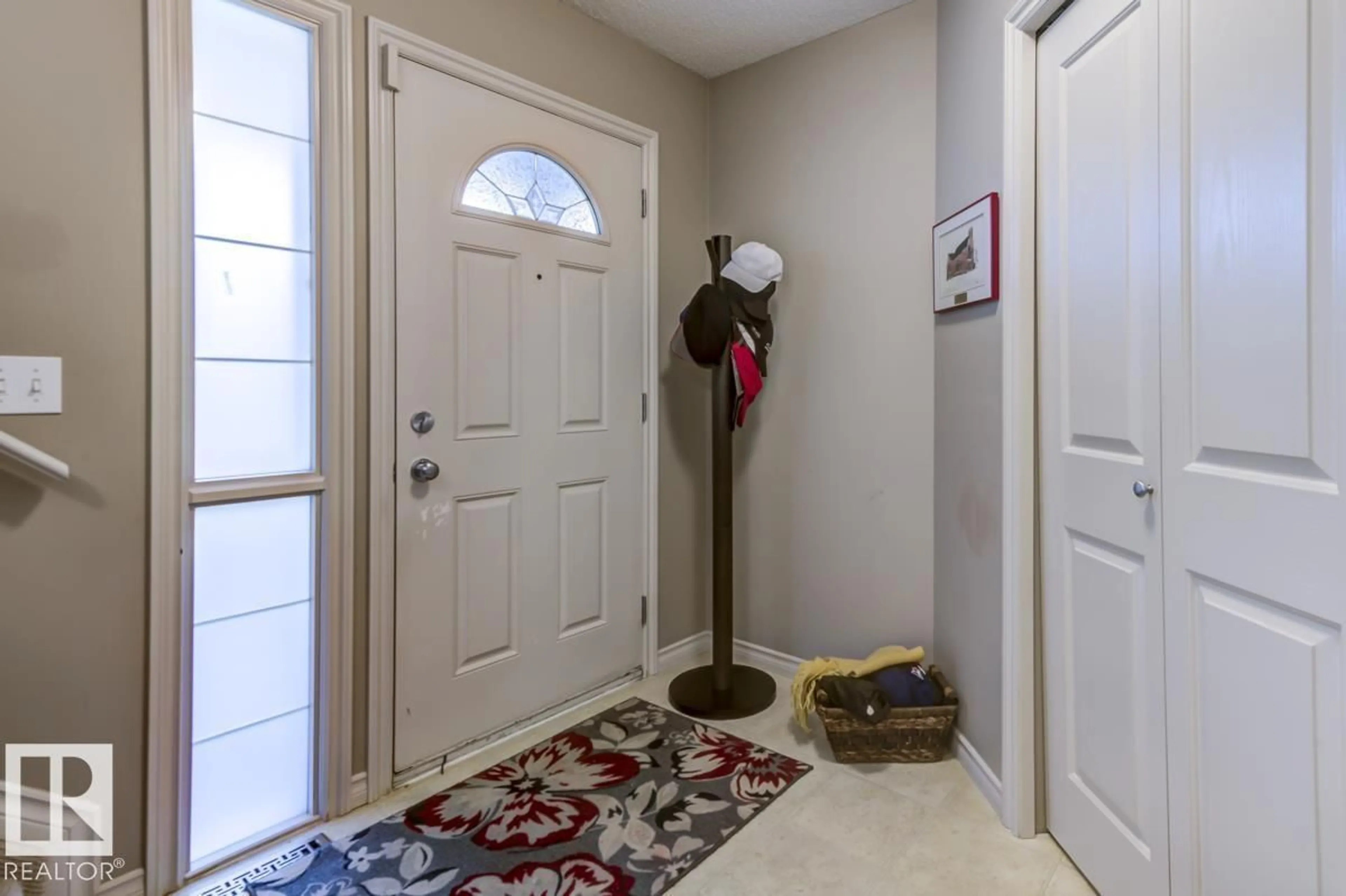 Indoor entryway for 8015 SHASKE DR, Edmonton Alberta T6R3V9