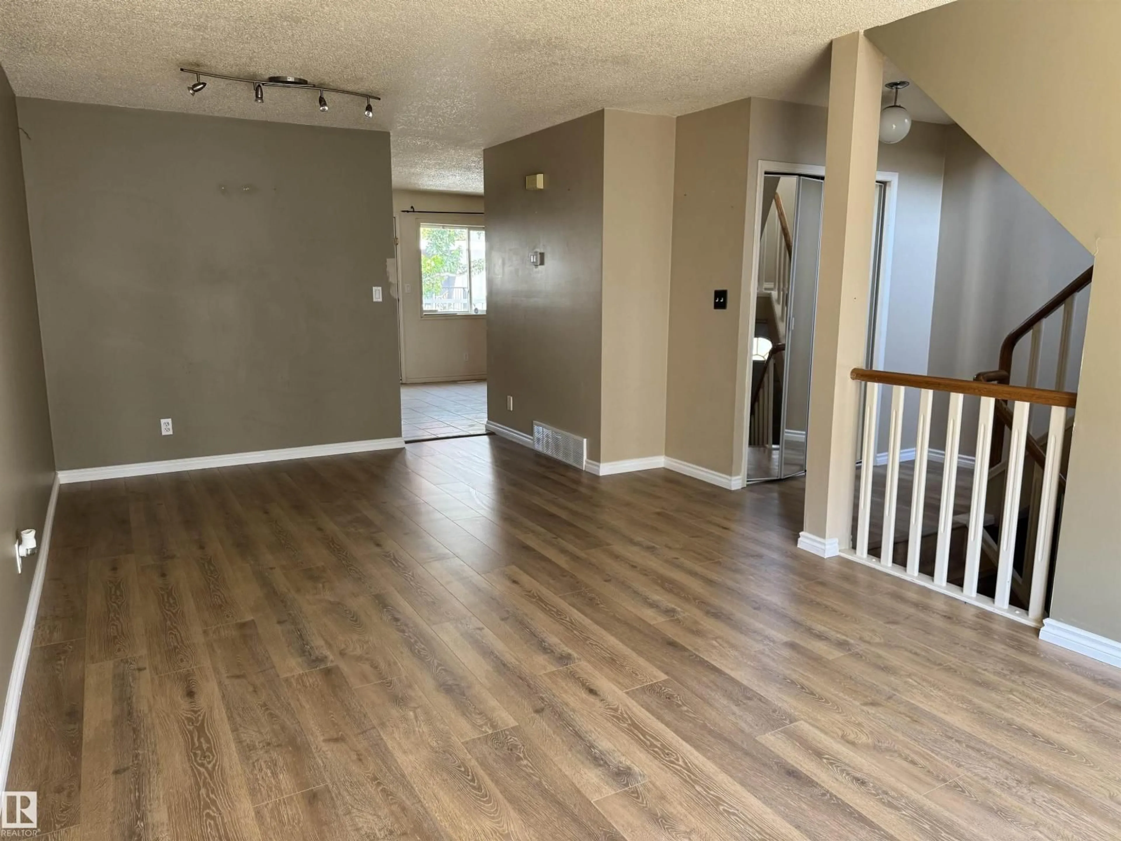 A pic of a room for #8 - 11718 97 ST, Edmonton Alberta T5G1Y2
