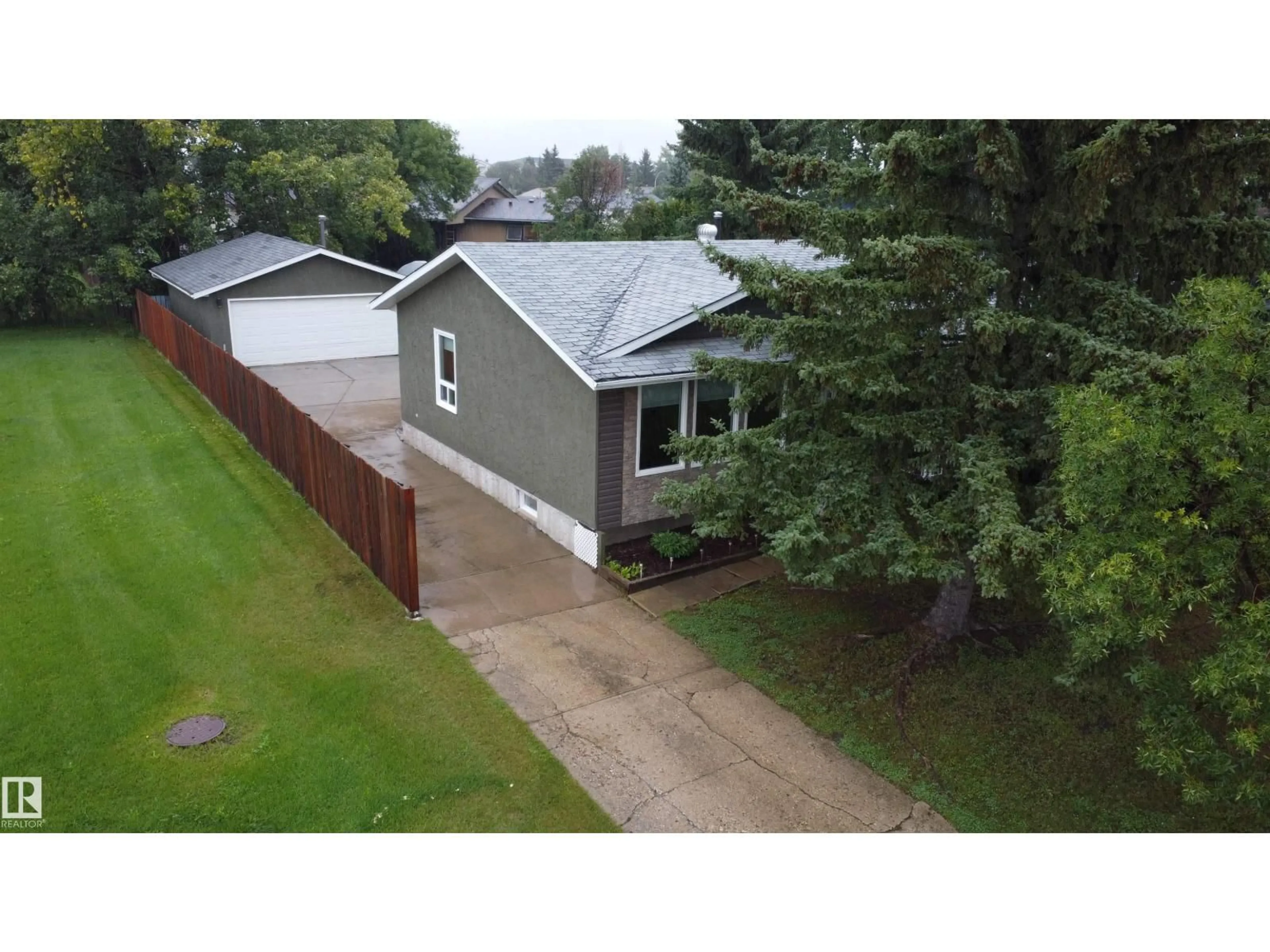 A pic from outside/outdoor area/front of a property/back of a property/a pic from drone, street for 3614 CALEDONIA DR, Leduc Alberta T9E6G4