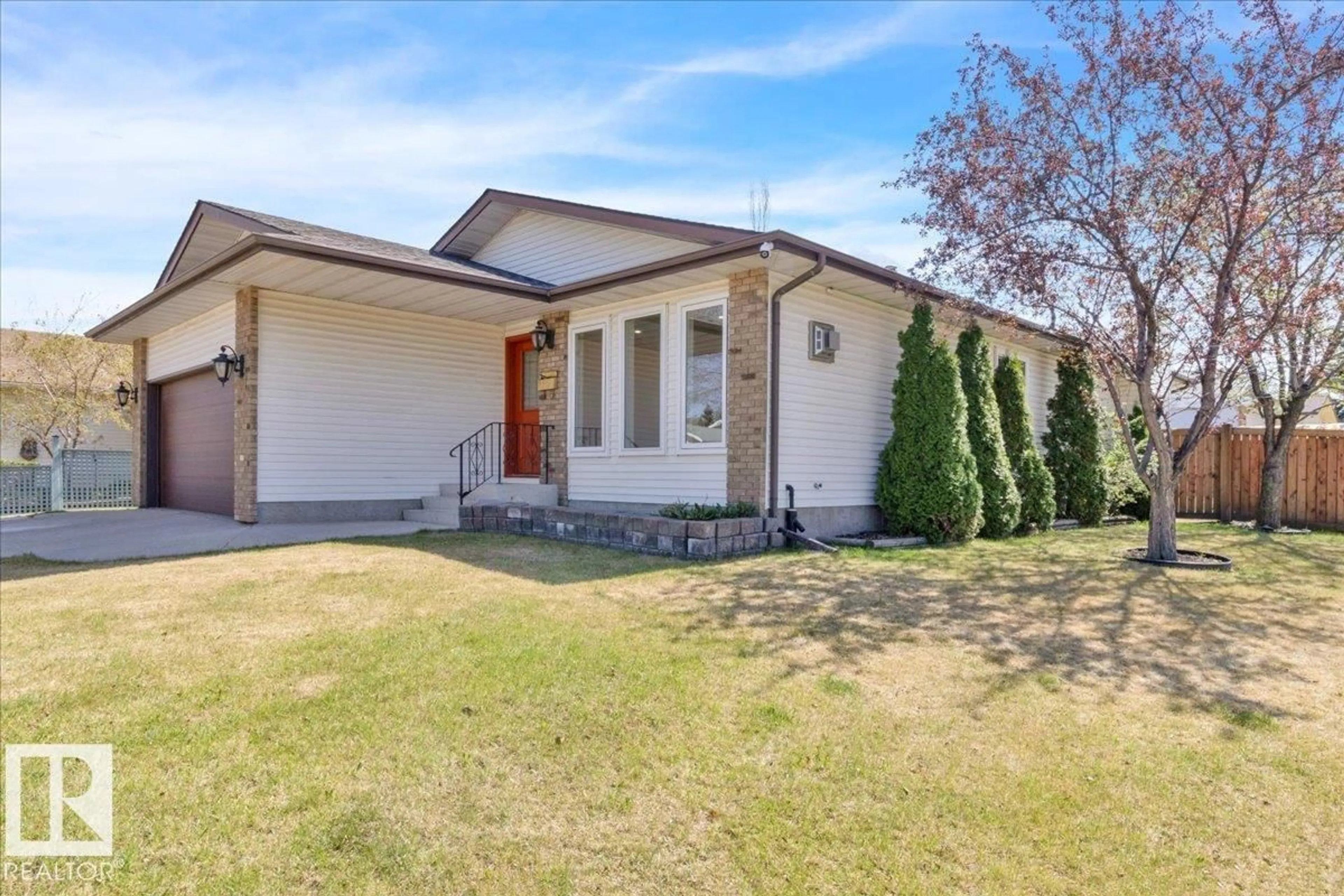 Home with vinyl exterior material, street for 1 COACHMAN PL, Sherwood Park Alberta T8H1C1