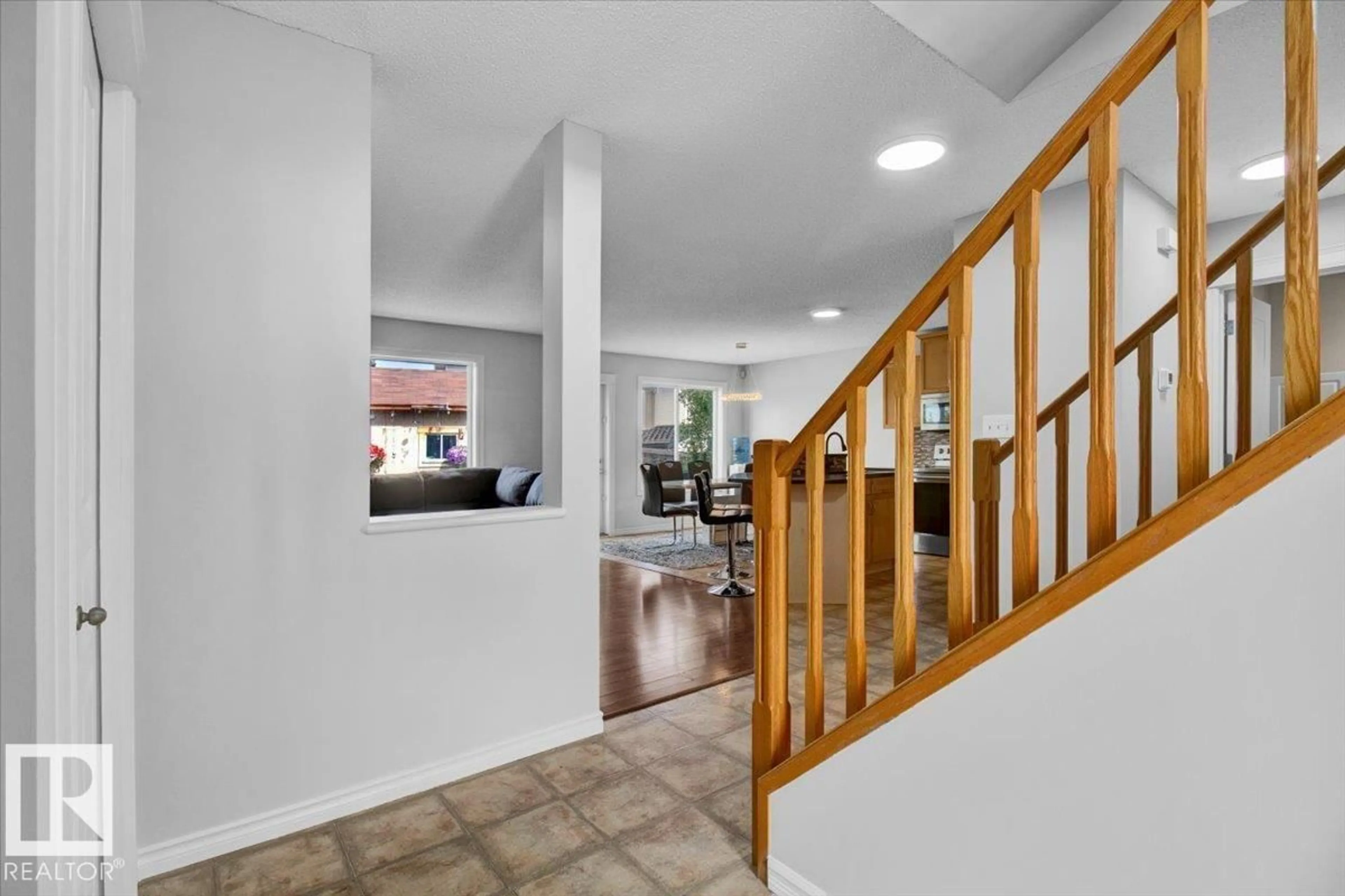 Indoor foyer for 3372 25 AV, Edmonton Alberta T6T1Y4