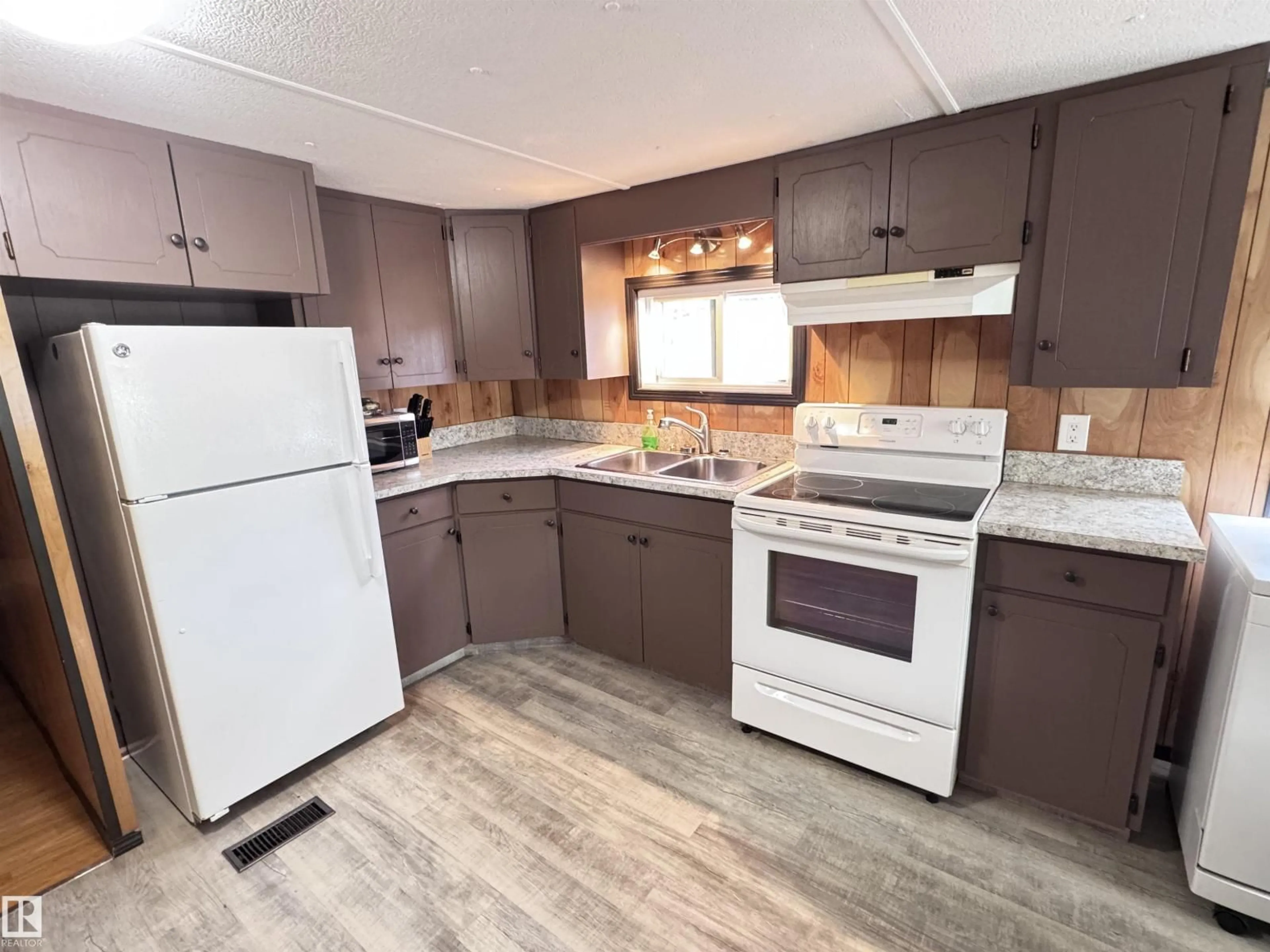 Standard kitchen, unknown for 9501 - 19 104 AV, Westlock Alberta T7P1M7
