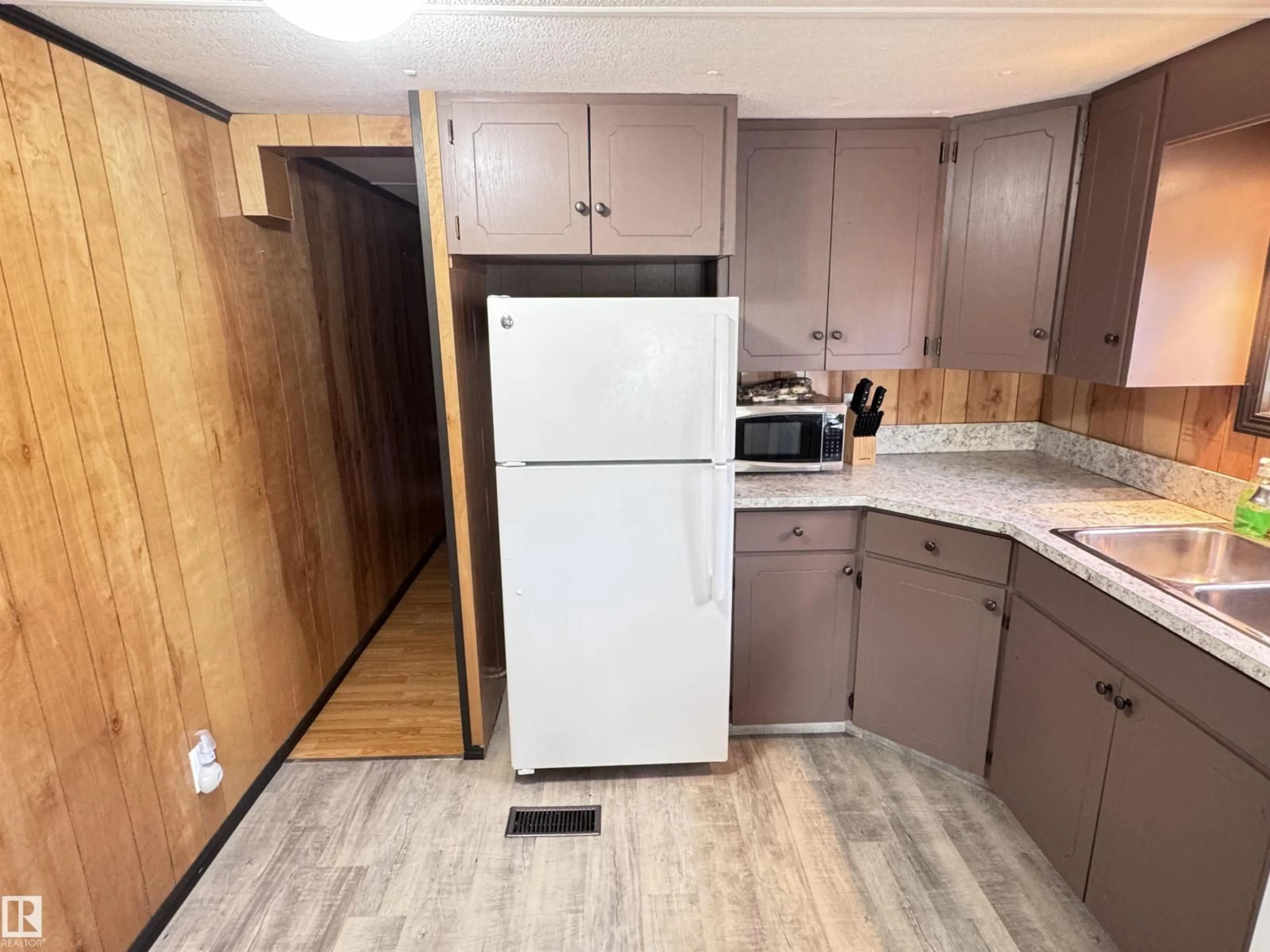 Standard kitchen, unknown for 9501 - 19 104 AV, Westlock Alberta T7P1M7