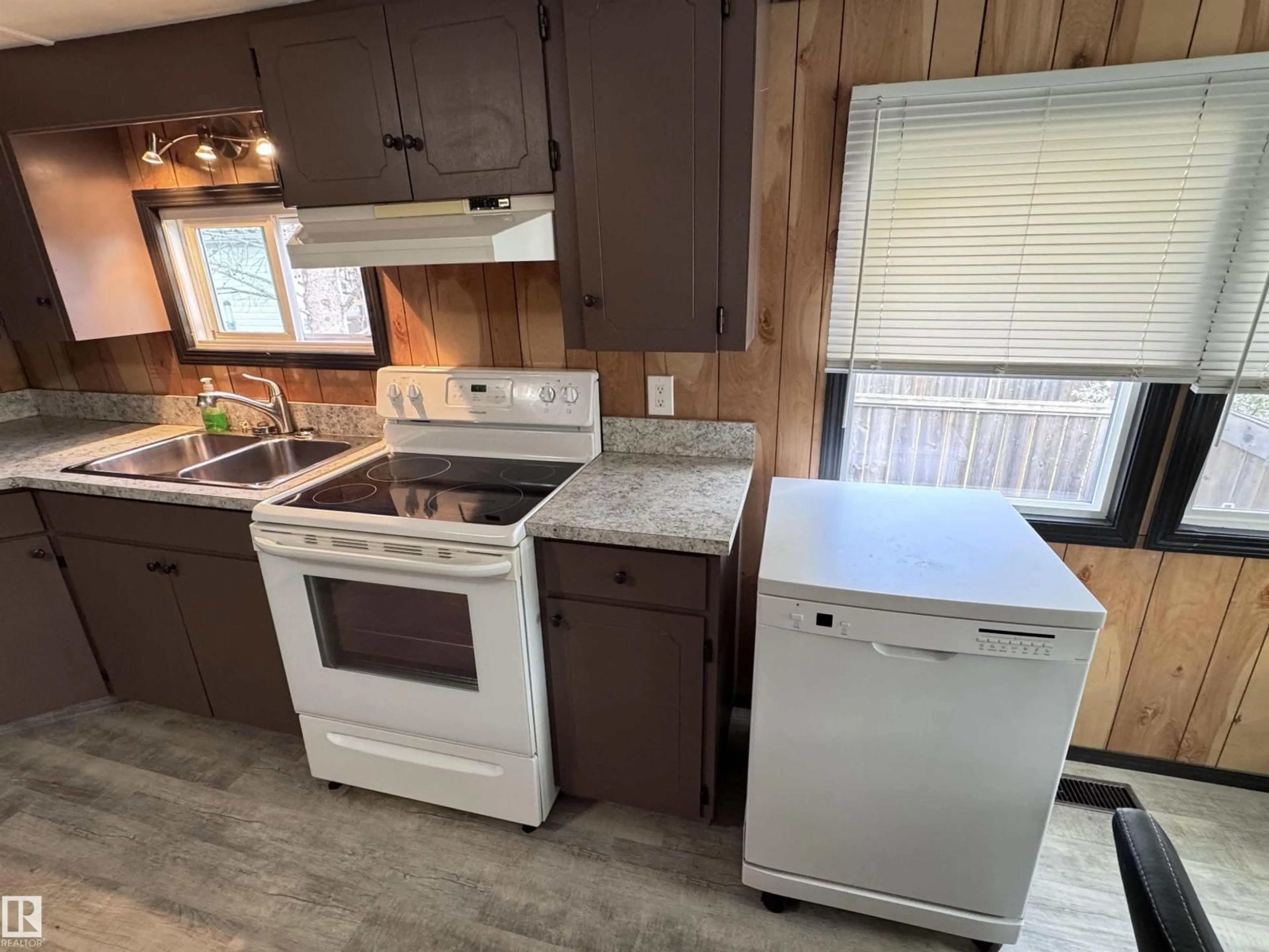 Standard kitchen, unknown for 9501 - 19 104 AV, Westlock Alberta T7P1M7