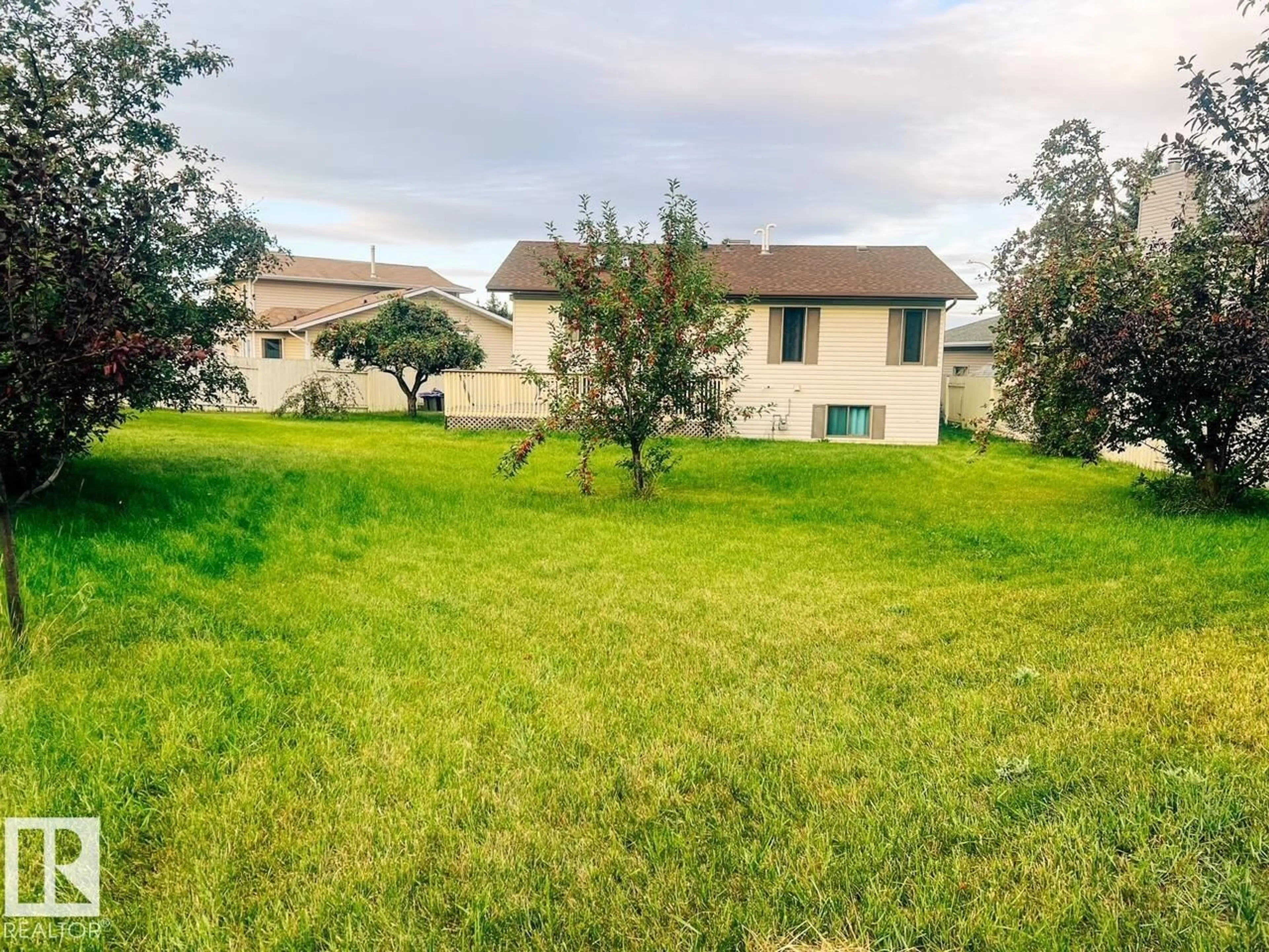 A pic from outside/outdoor area/front of a property/back of a property/a pic from drone, unknown for 4916 31 AV, Edmonton Alberta T6L5H6