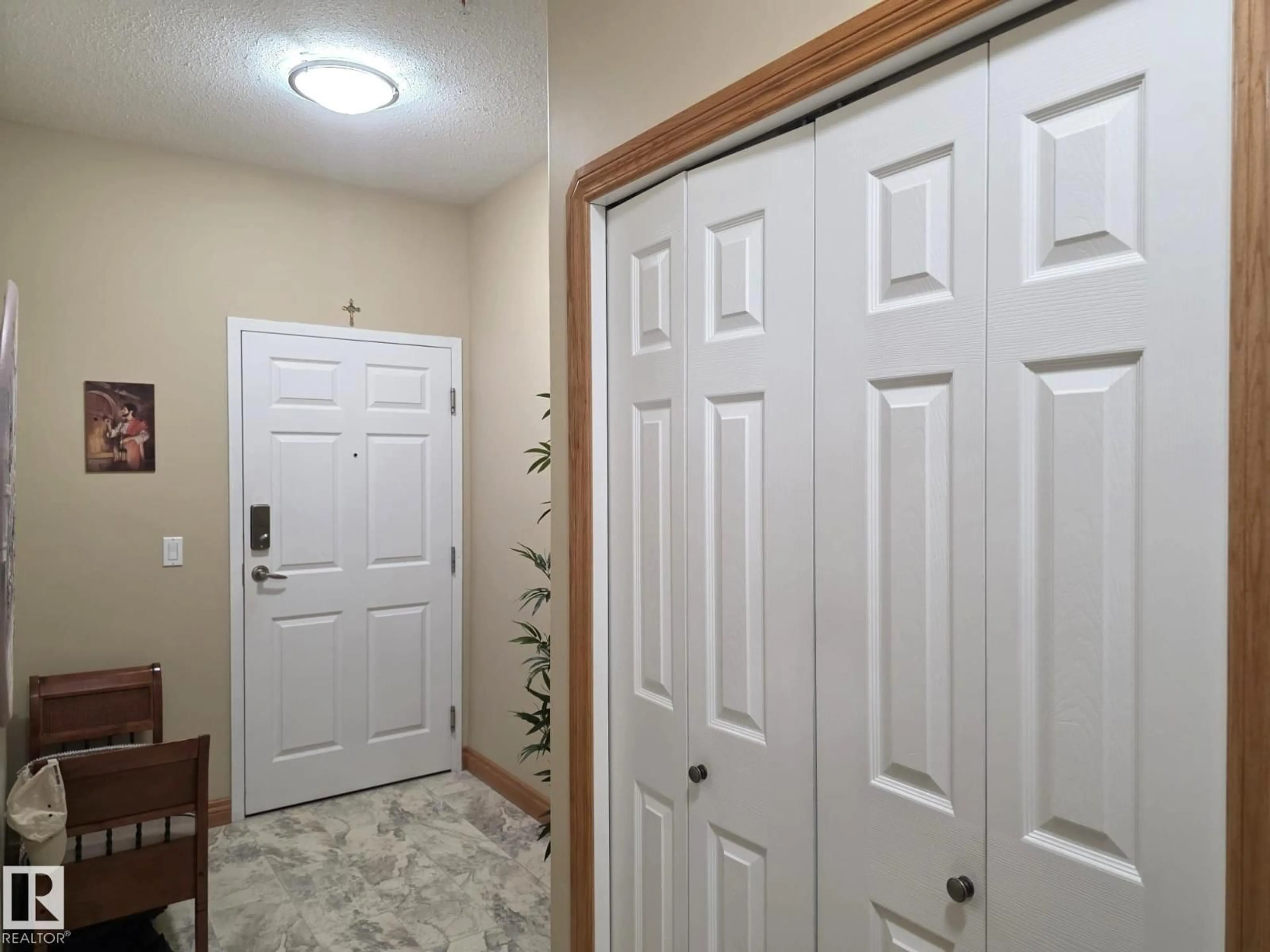 Indoor entryway for 107 - 4128 47 ST, Drayton Valley Alberta T7A0A9