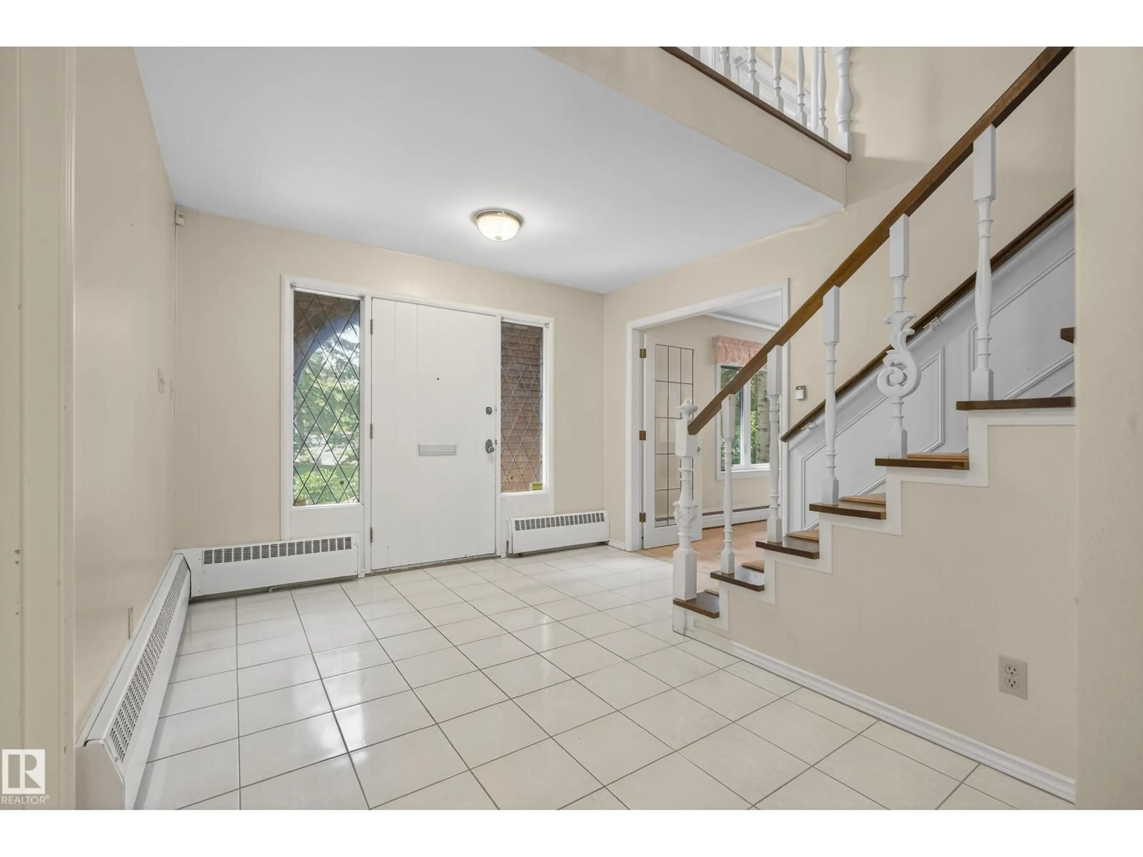 Indoor foyer for 13903 47 AV, Edmonton Alberta T6H0B5