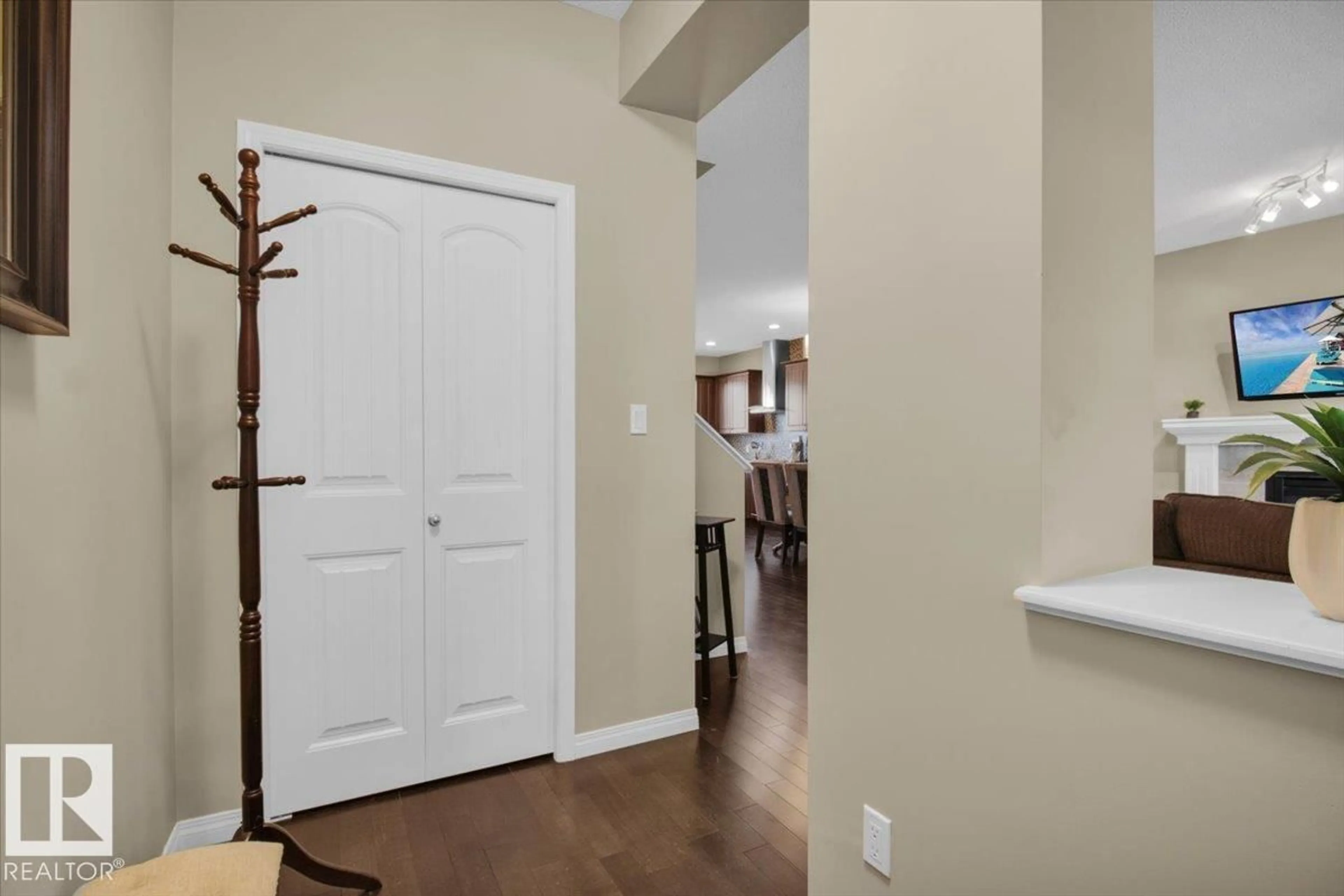 Indoor entryway for 625 ALLARD BV, Edmonton Alberta T6W0W6