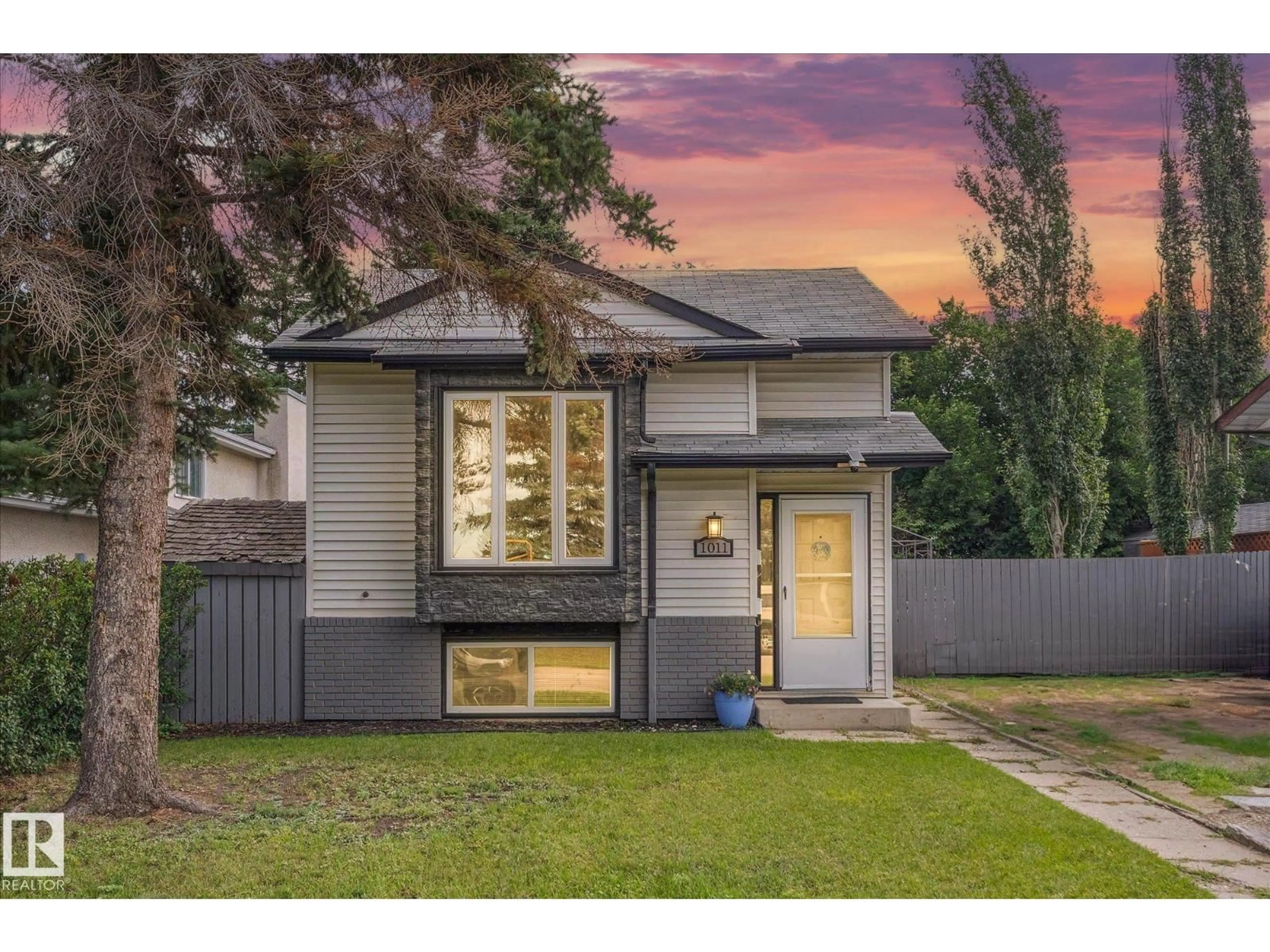 Home with vinyl exterior material, street for 1011 49 ST, Edmonton Alberta T6L4C8
