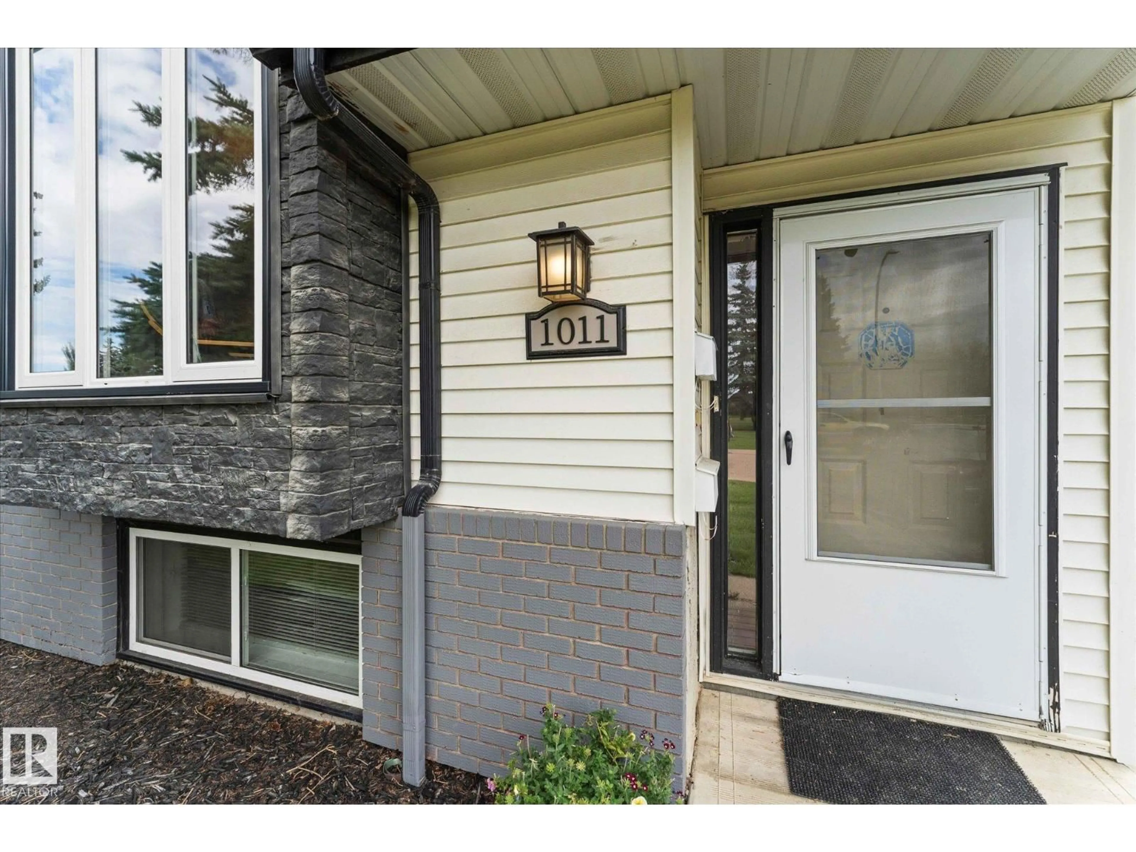 Indoor entryway for 1011 49 ST, Edmonton Alberta T6L4C8