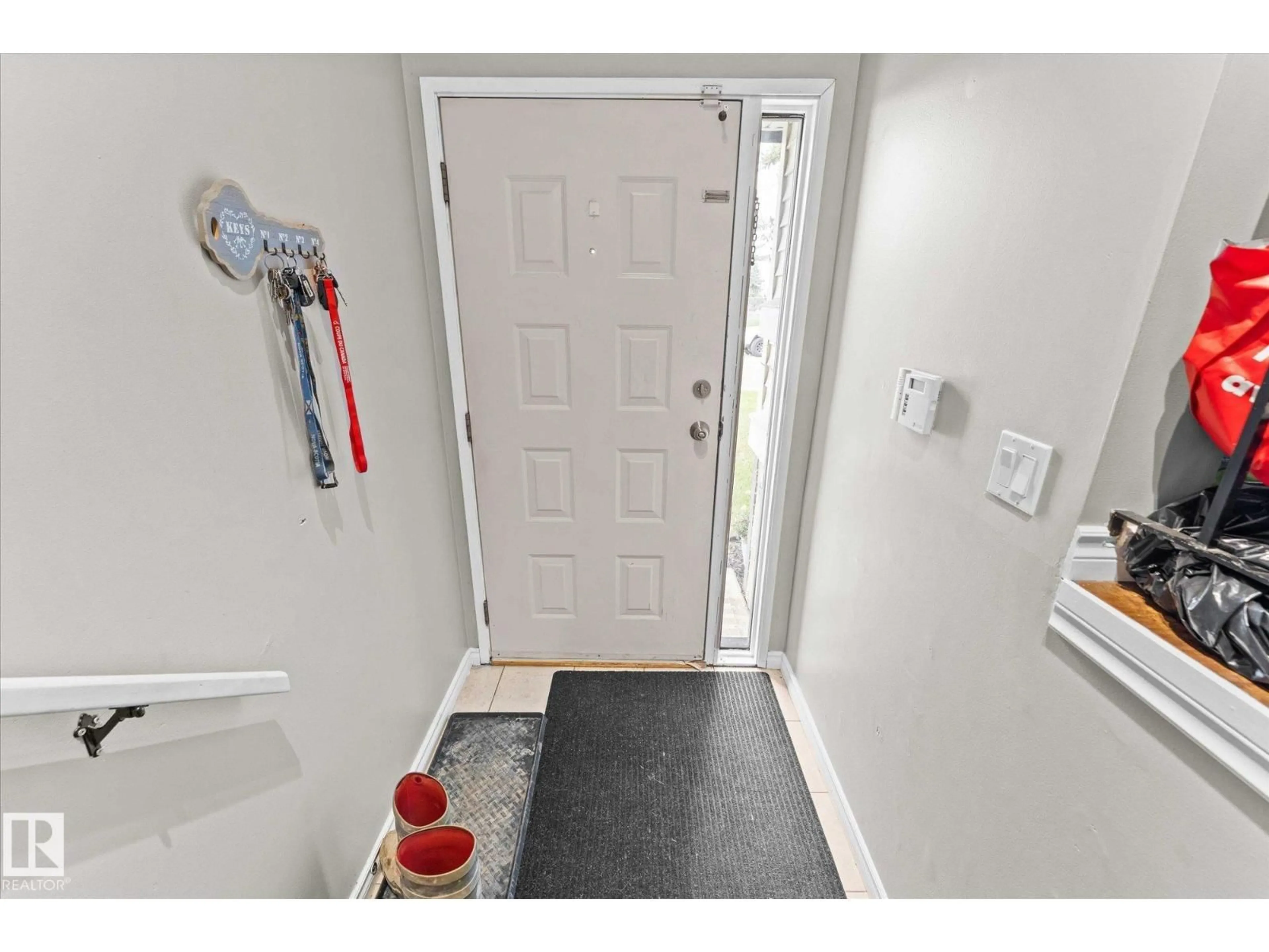 Indoor entryway for 1011 49 ST, Edmonton Alberta T6L4C8