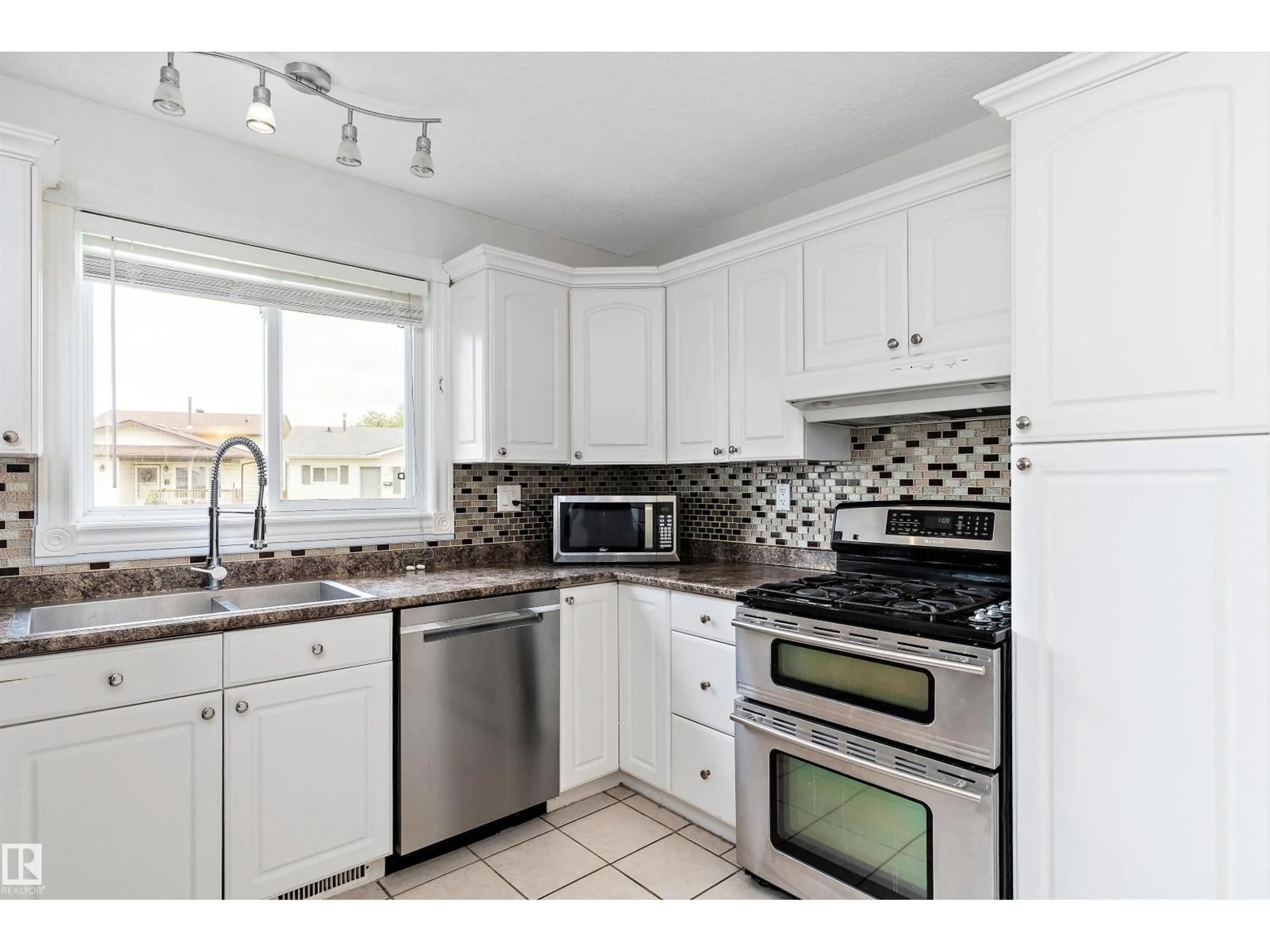 Standard kitchen, ceramic/tile floor for NW - 9328 175 AV, Edmonton Alberta T5Z2C5