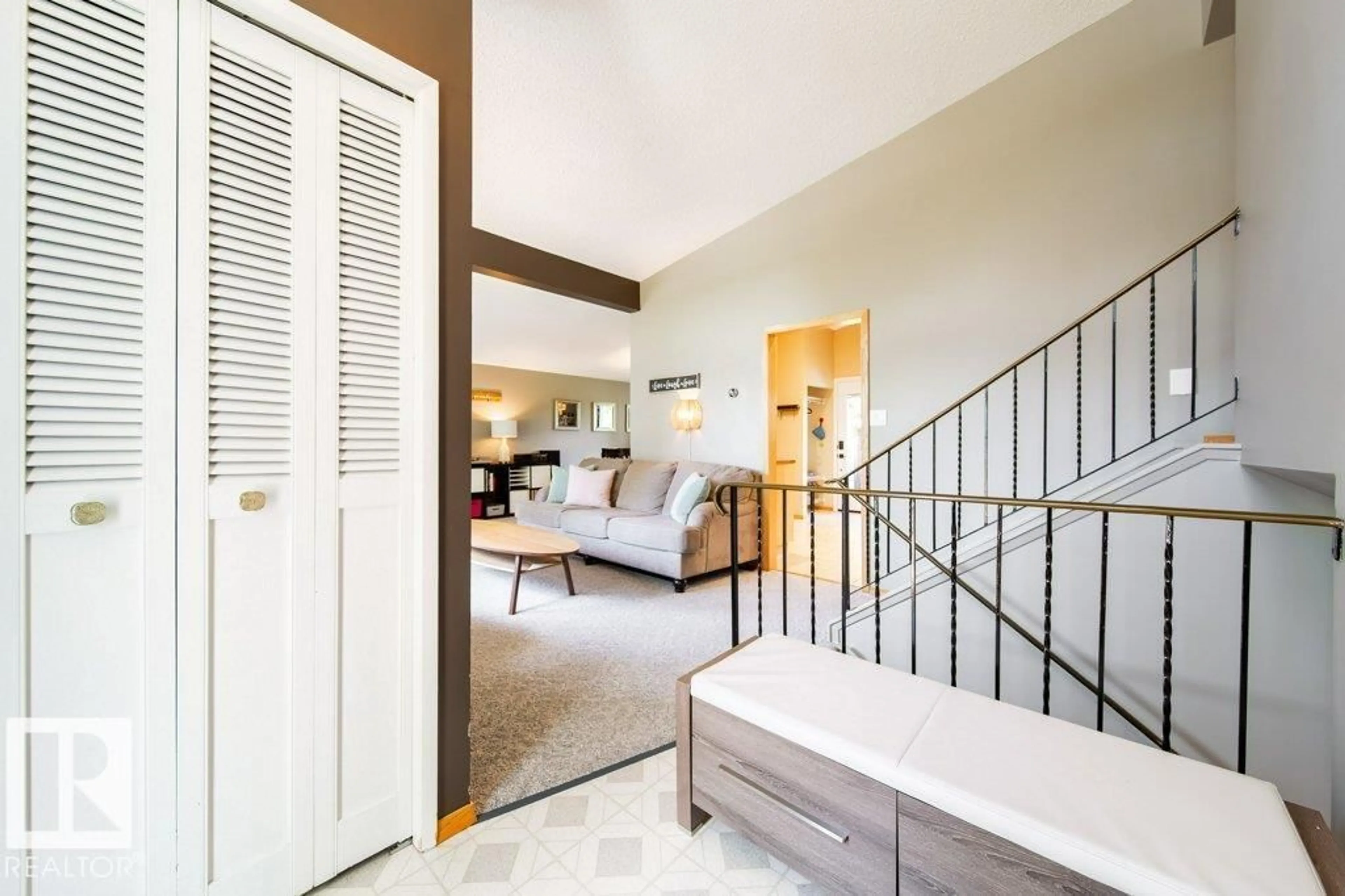 Indoor entryway for 10 LAMOUREUX PL, St. Albert Alberta T8N2J4