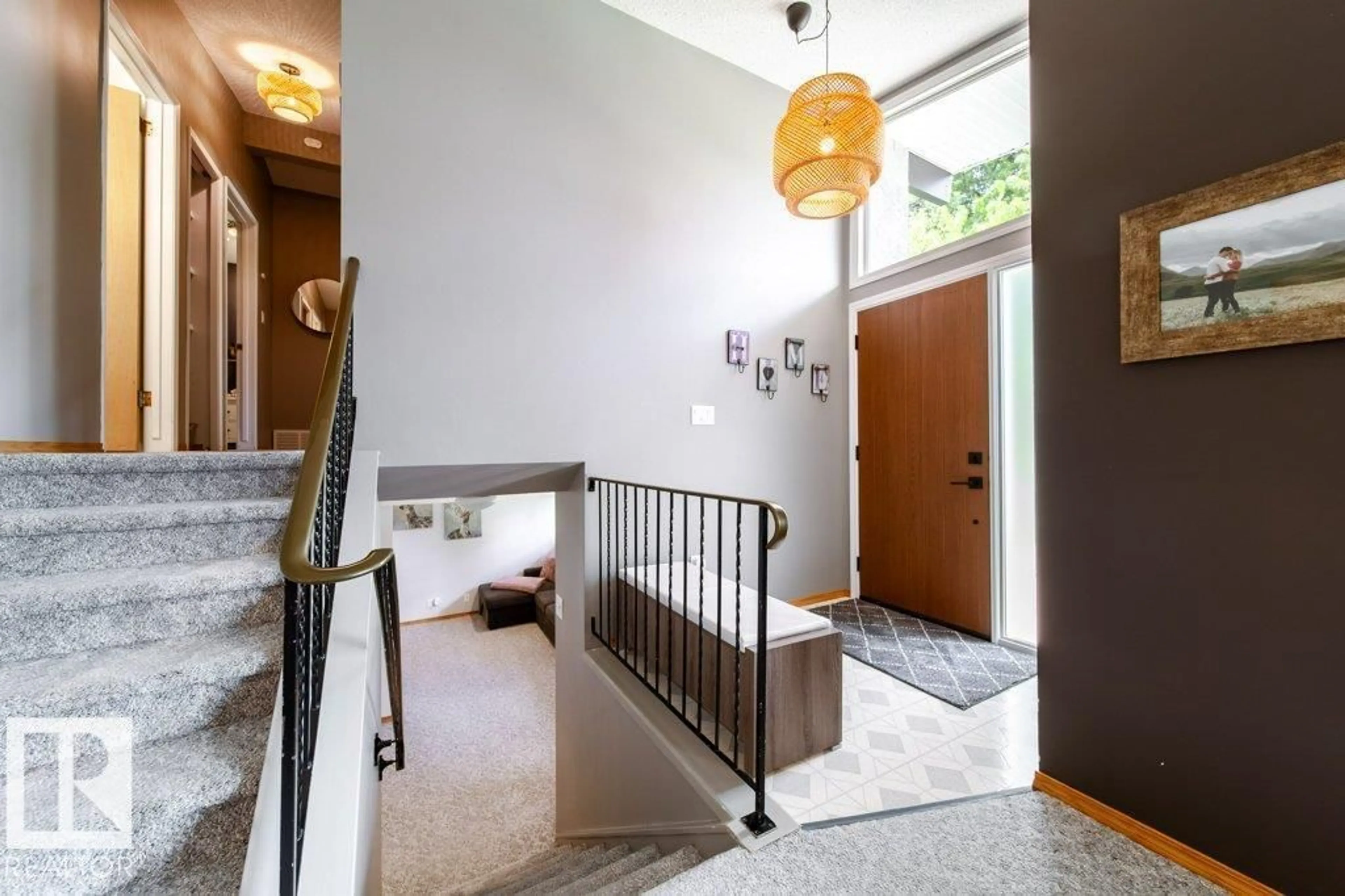 Indoor entryway for 10 LAMOUREUX PL, St. Albert Alberta T8N2J4