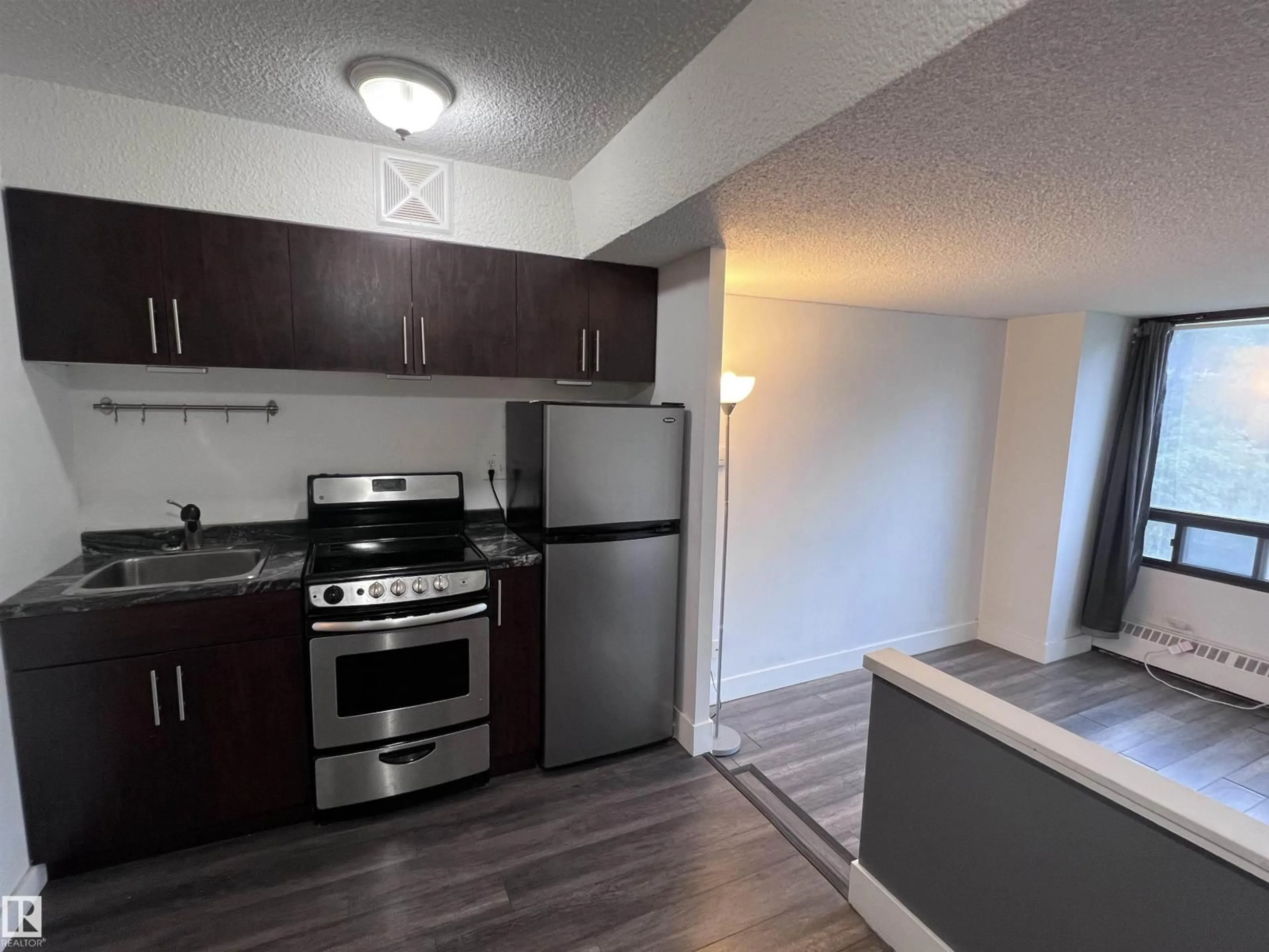 Standard kitchen, unknown for 10160 - 425 114 ST, Edmonton Alberta T5K2L2
