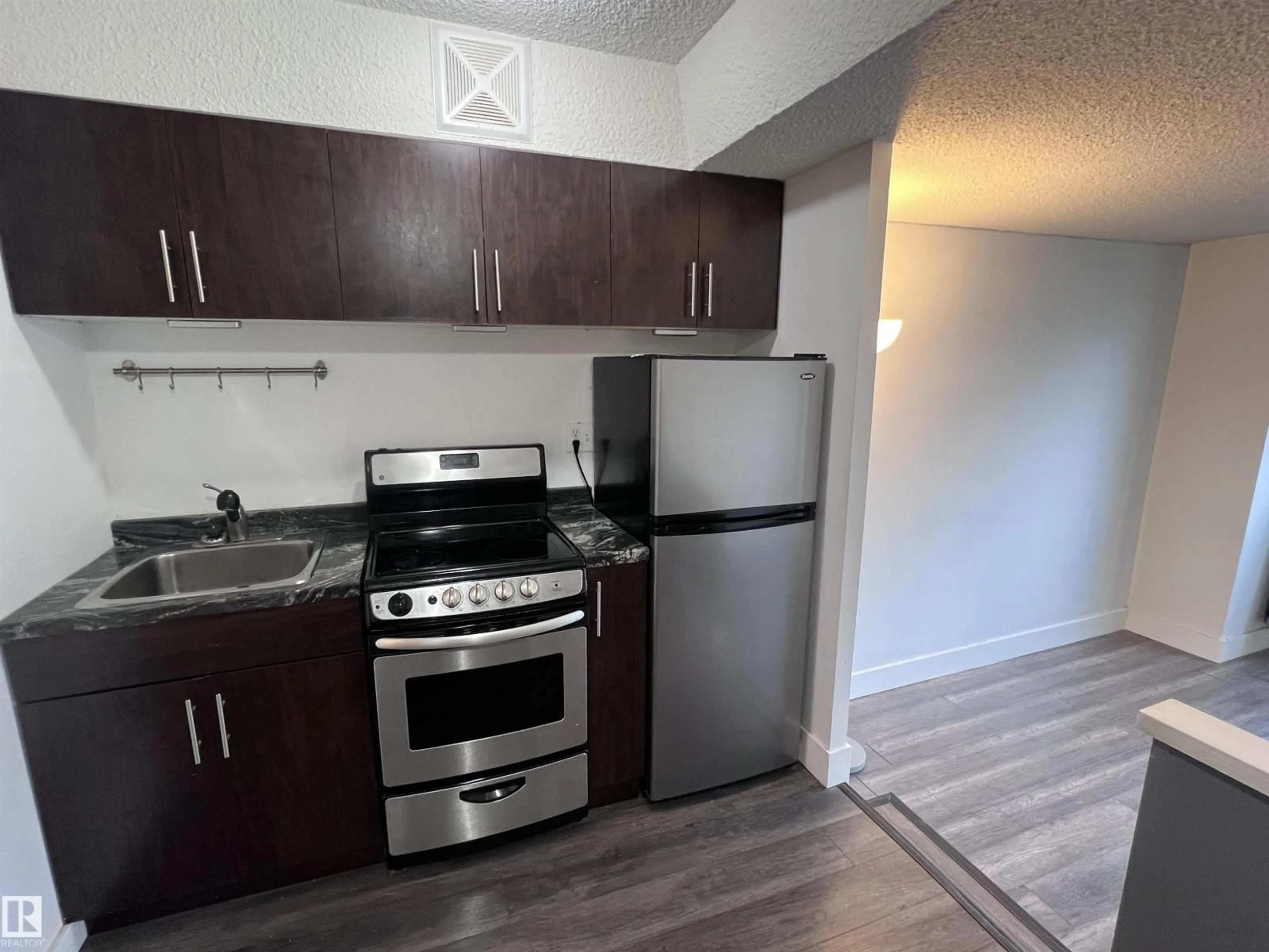 Standard kitchen, unknown for 10160 - 425 114 ST, Edmonton Alberta T5K2L2