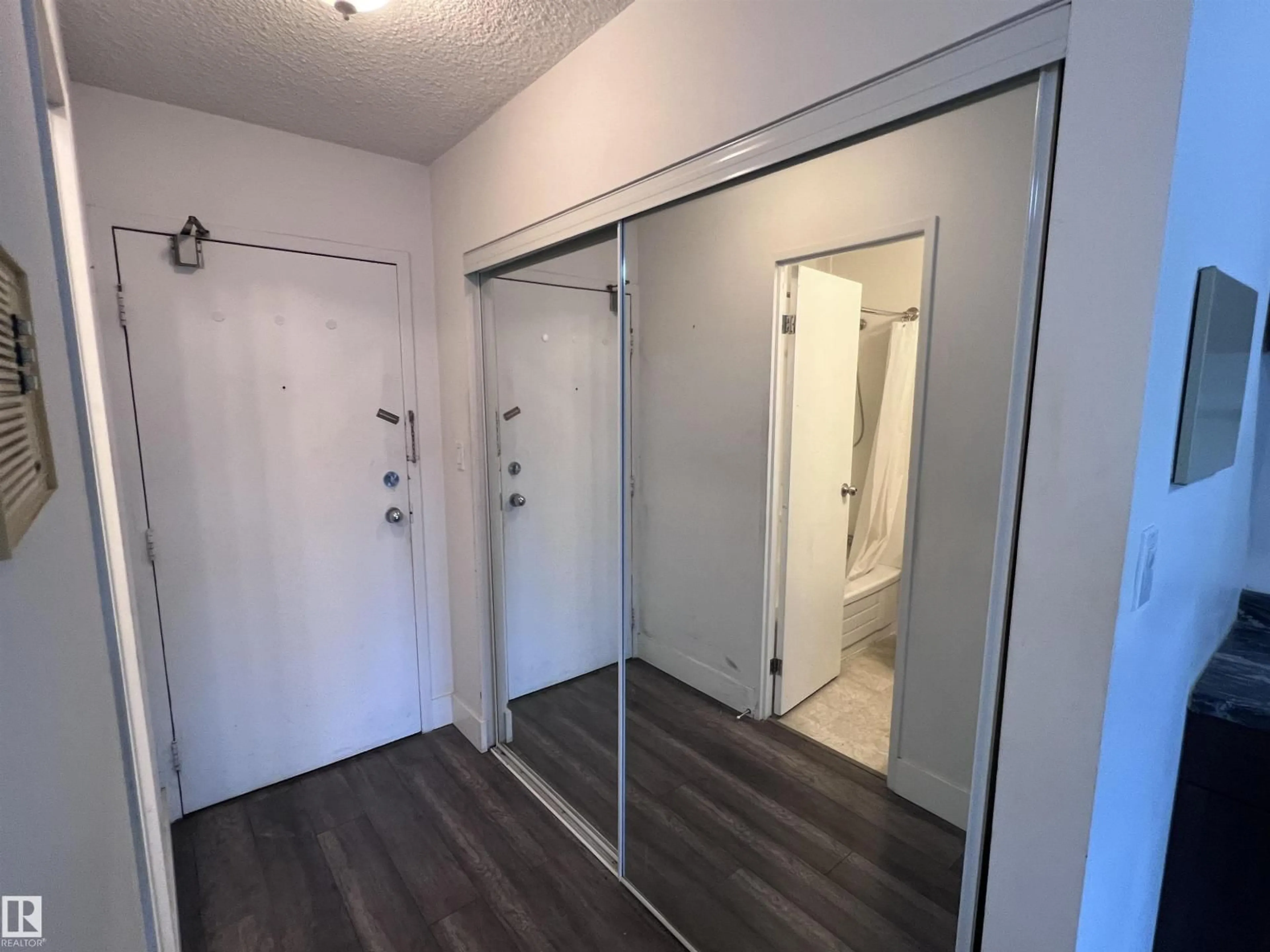 A pic of a room for 10160 - 425 114 ST, Edmonton Alberta T5K2L2