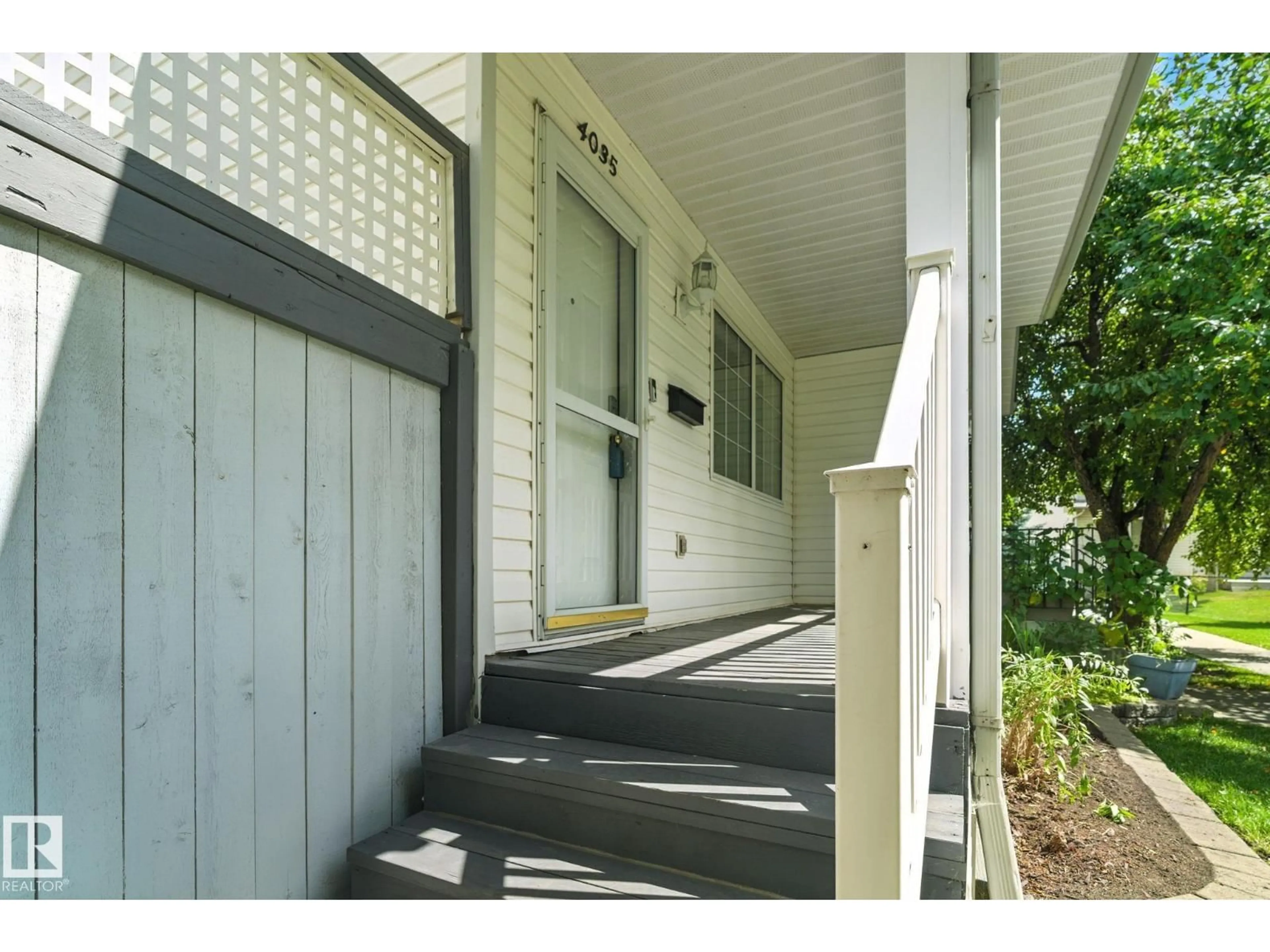 Indoor entryway for 4035 38 ST, Edmonton Alberta T6L6W8