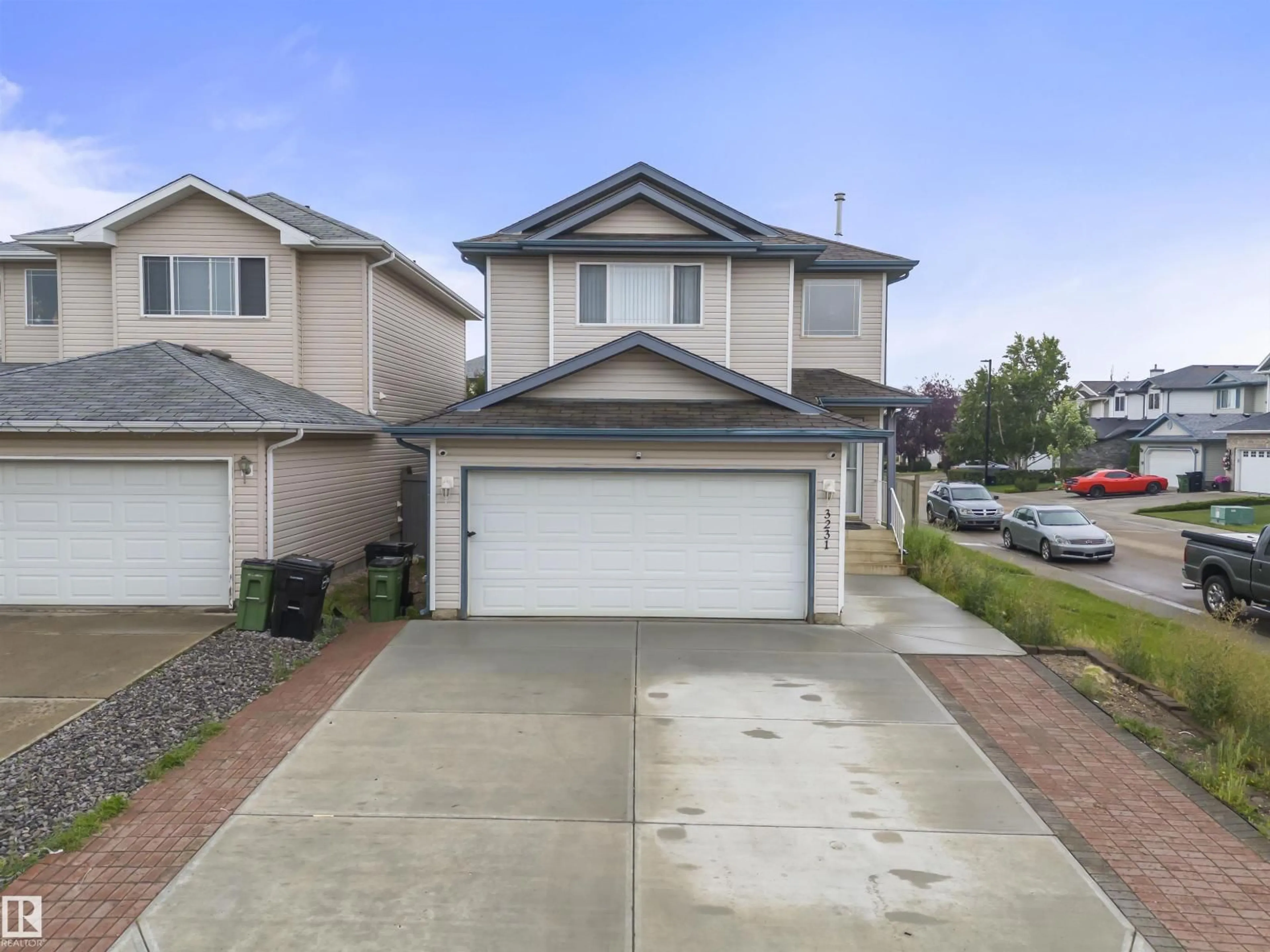 A pic from outside/outdoor area/front of a property/back of a property/a pic from drone, street for 3231 30 AVE NW, Edmonton Alberta T6T1T4