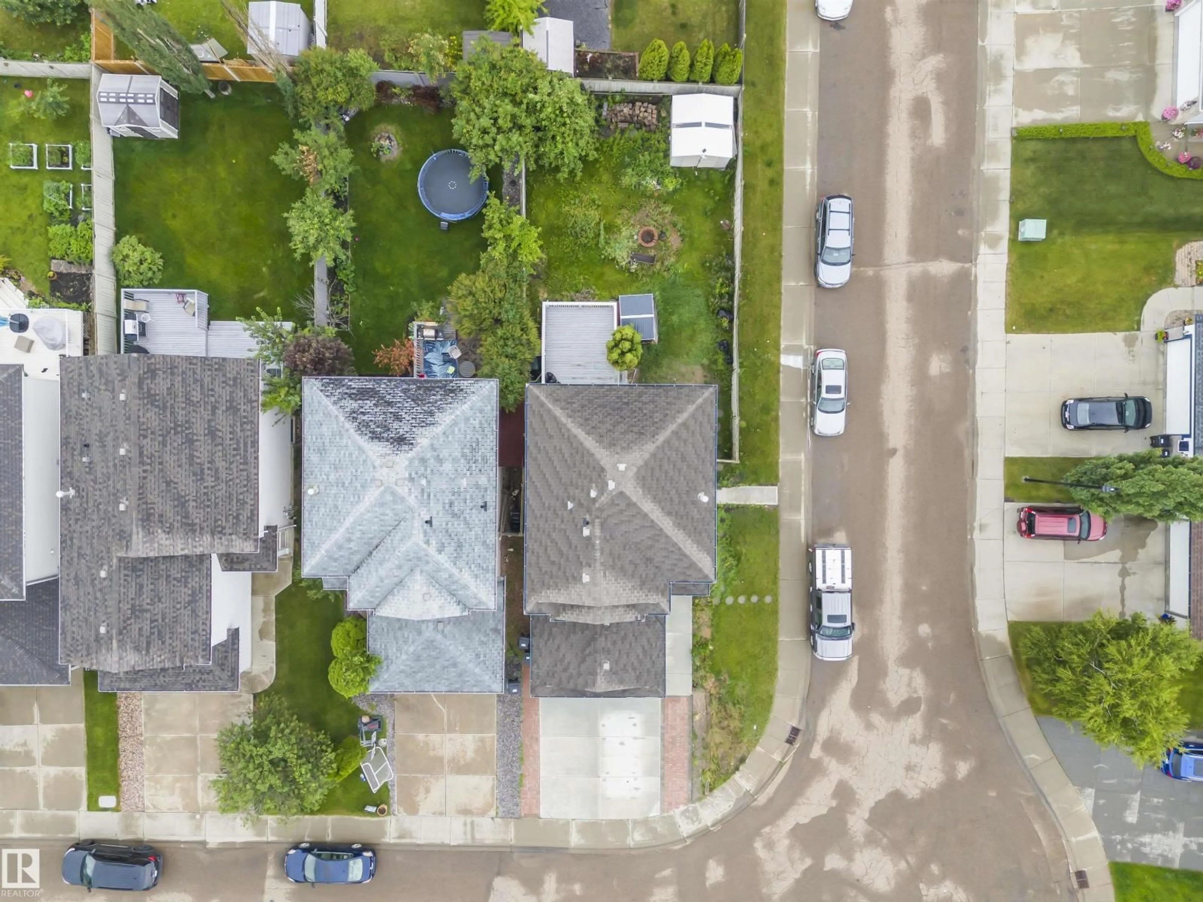 A pic from outside/outdoor area/front of a property/back of a property/a pic from drone, street for 3231 30 AVE NW, Edmonton Alberta T6T1T4