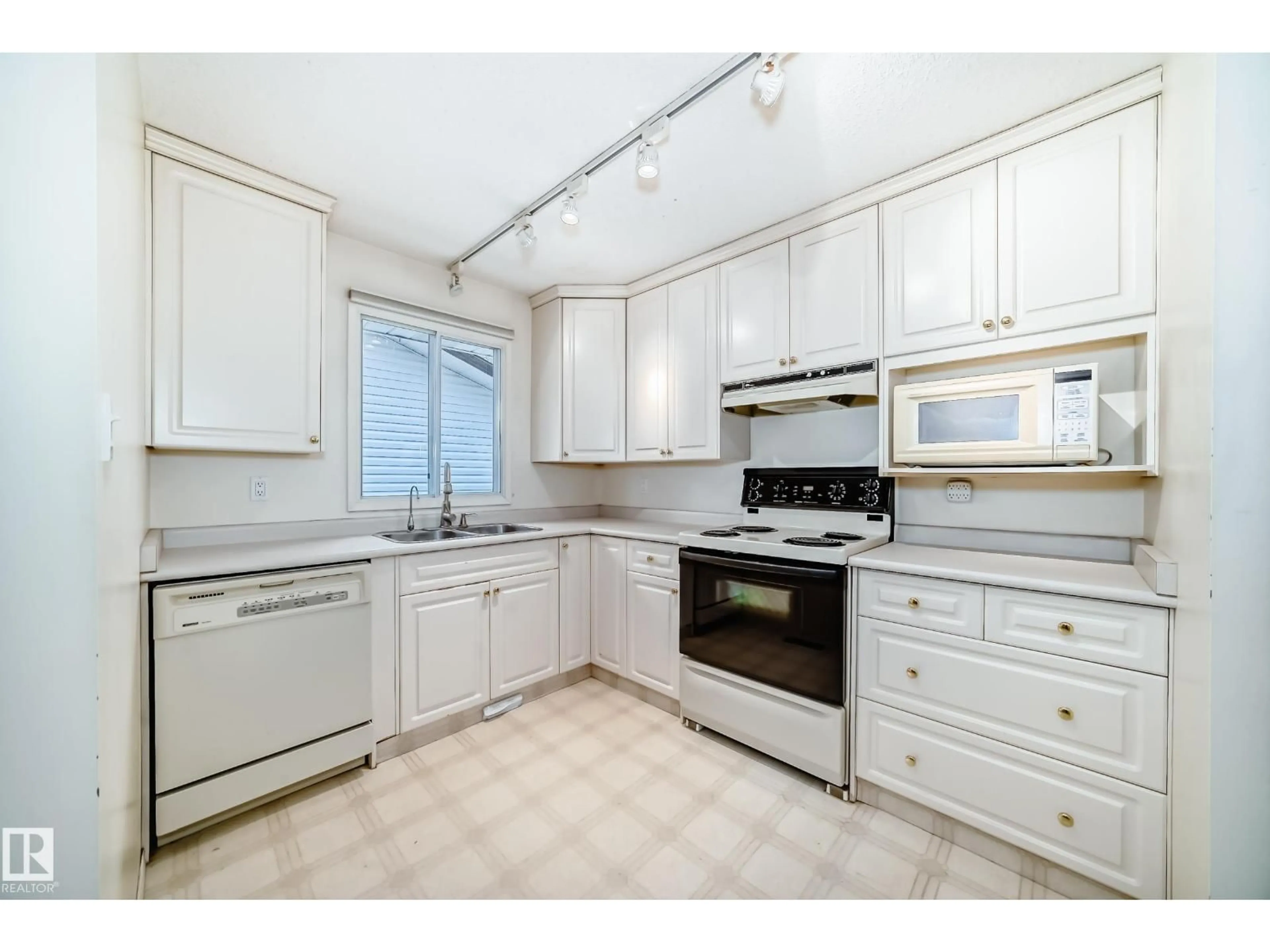 Standard kitchen, ceramic/tile floor for 23 BRAMPTON ST, Spruce Grove Alberta T7X1G1