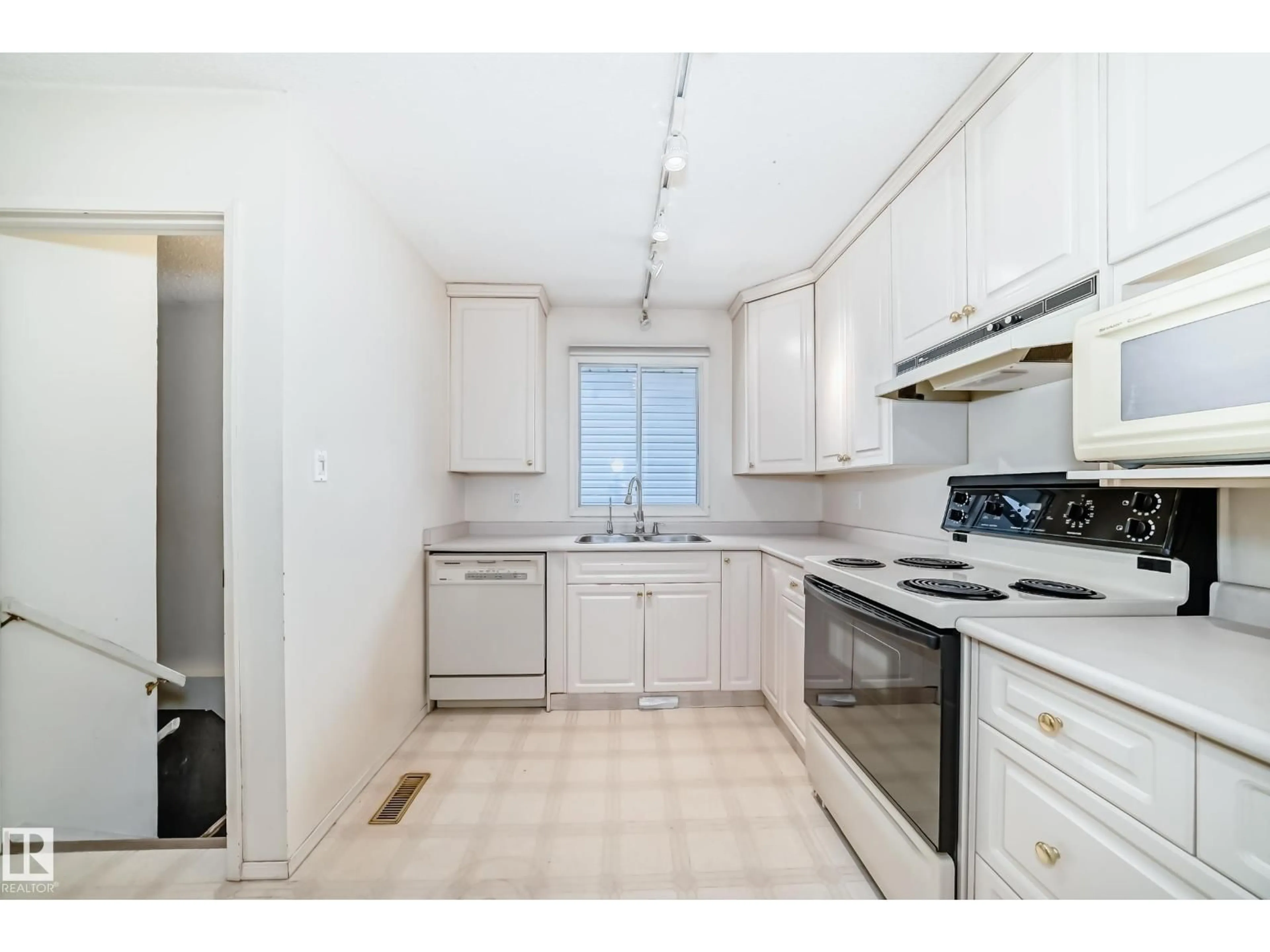 Standard kitchen, unknown for 23 BRAMPTON ST, Spruce Grove Alberta T7X1G1