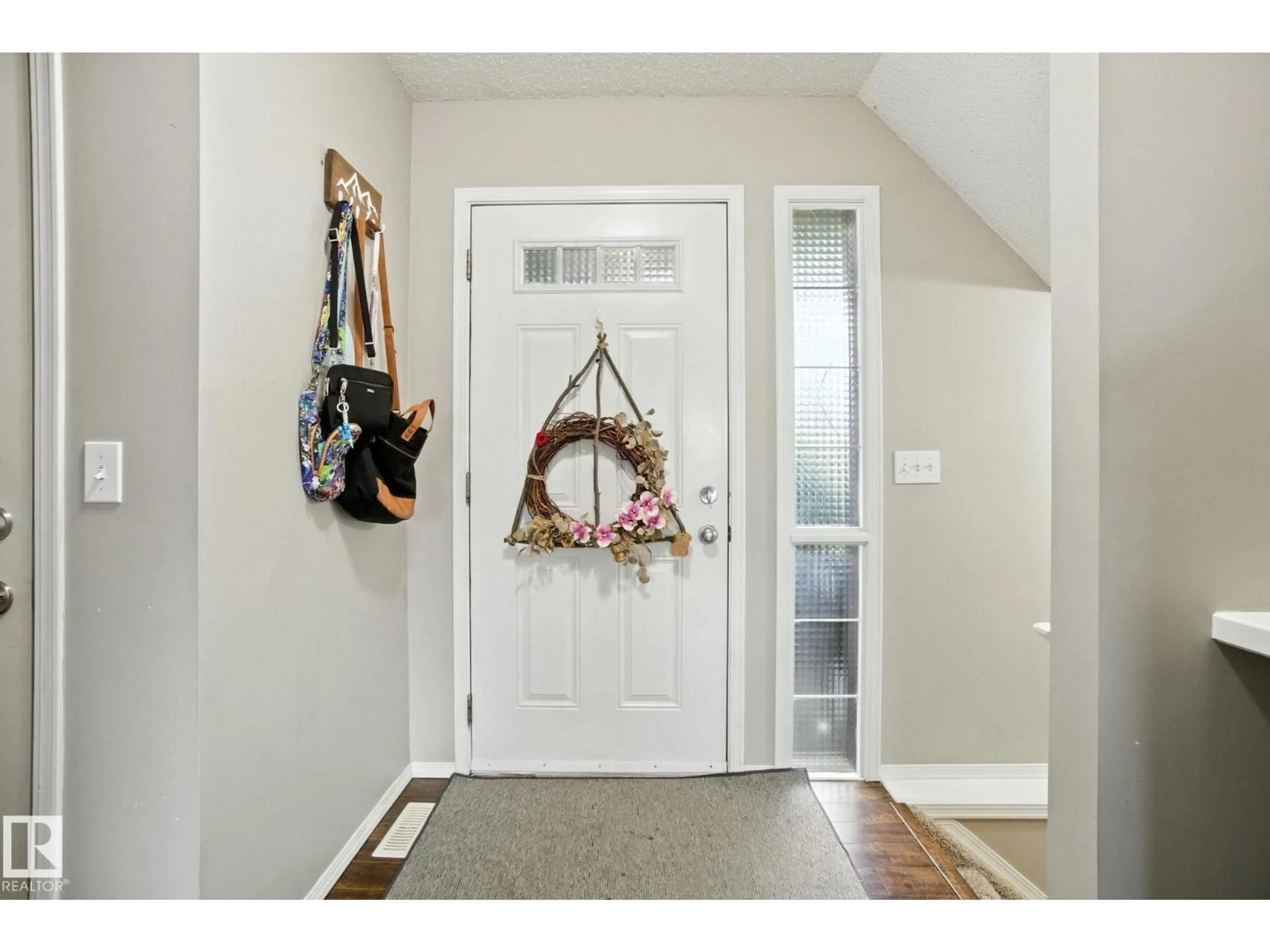 Indoor entryway for 15 CARLYLE CR, Sherwood Park Alberta T8H2T6