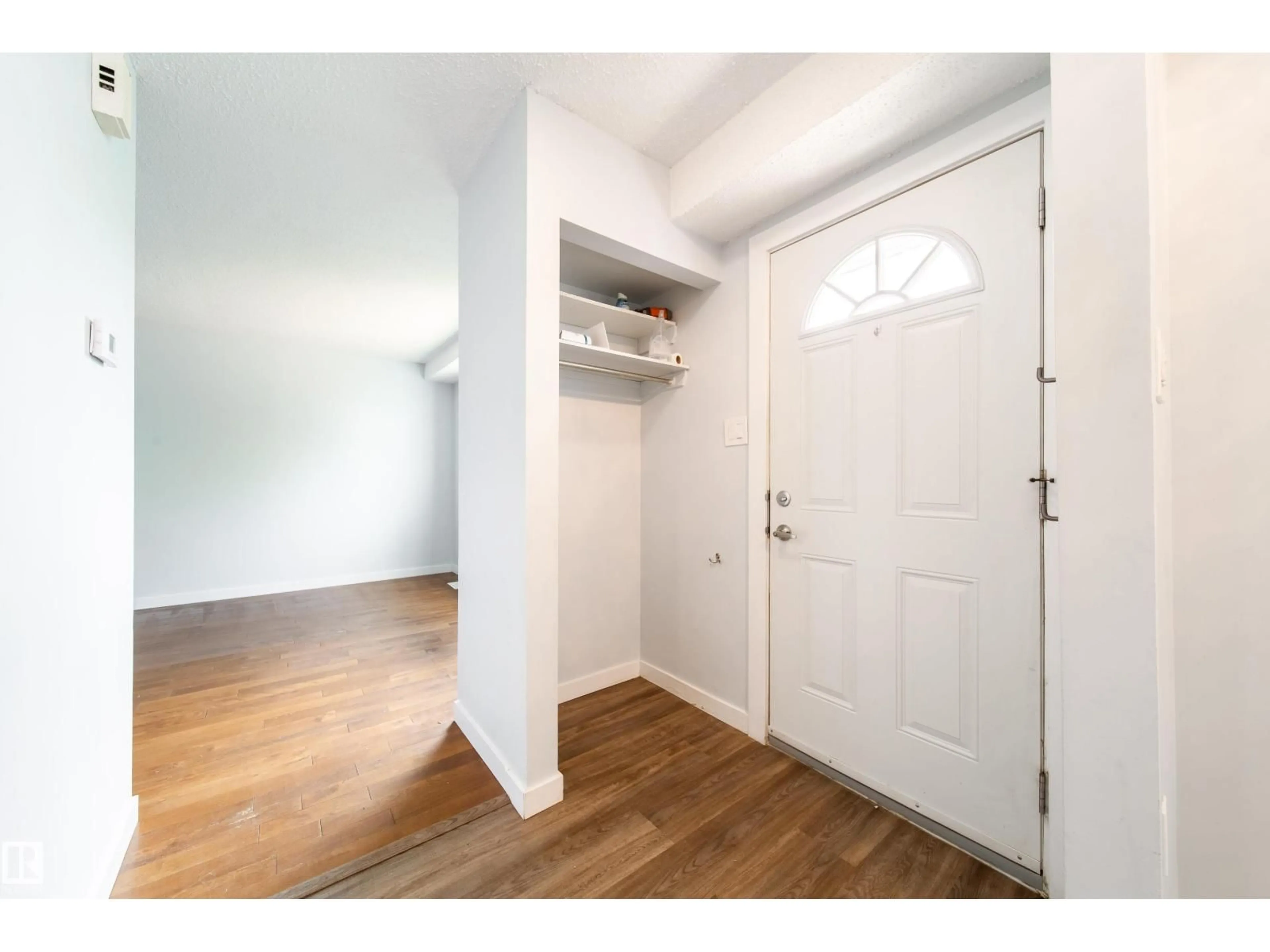 Indoor entryway for 14471 55 ST, Edmonton Alberta T5A3N4