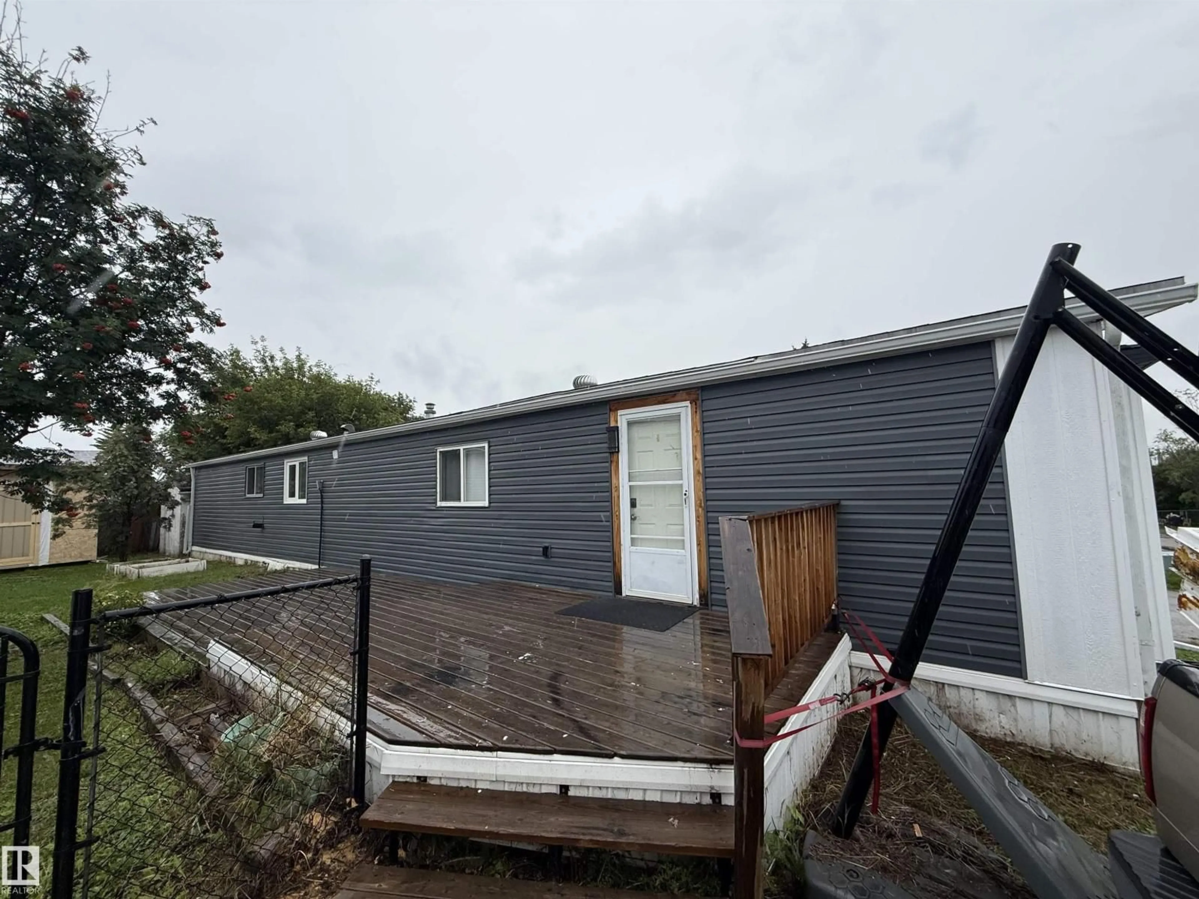 A pic from outside/outdoor area/front of a property/back of a property/a pic from drone, building for 812 53222 RGE RD 272, Rural Parkland County Alberta T7X3R2