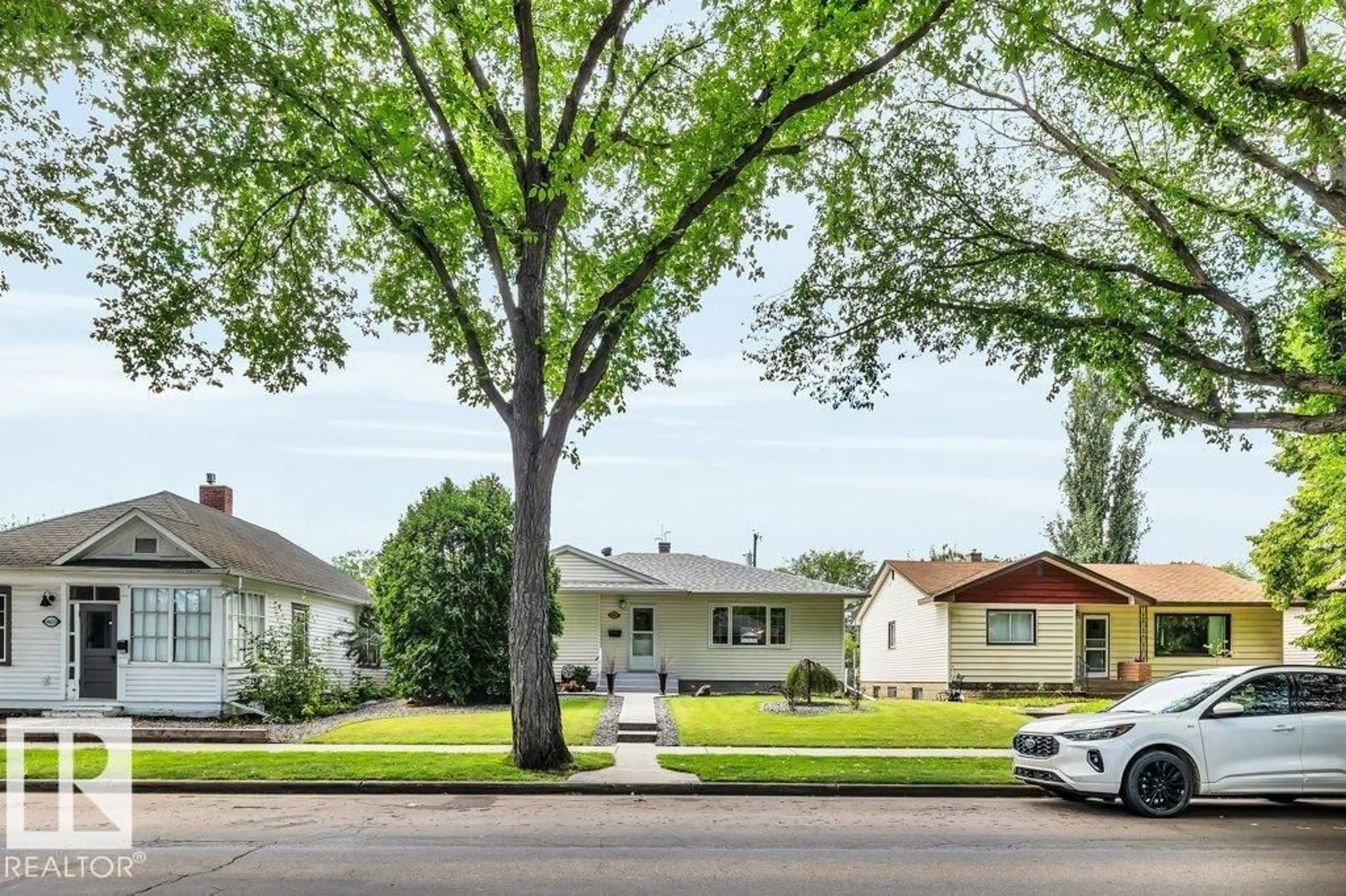 Home with vinyl exterior material, street for NW - 9622 79 ST, Edmonton Alberta T6C2R9