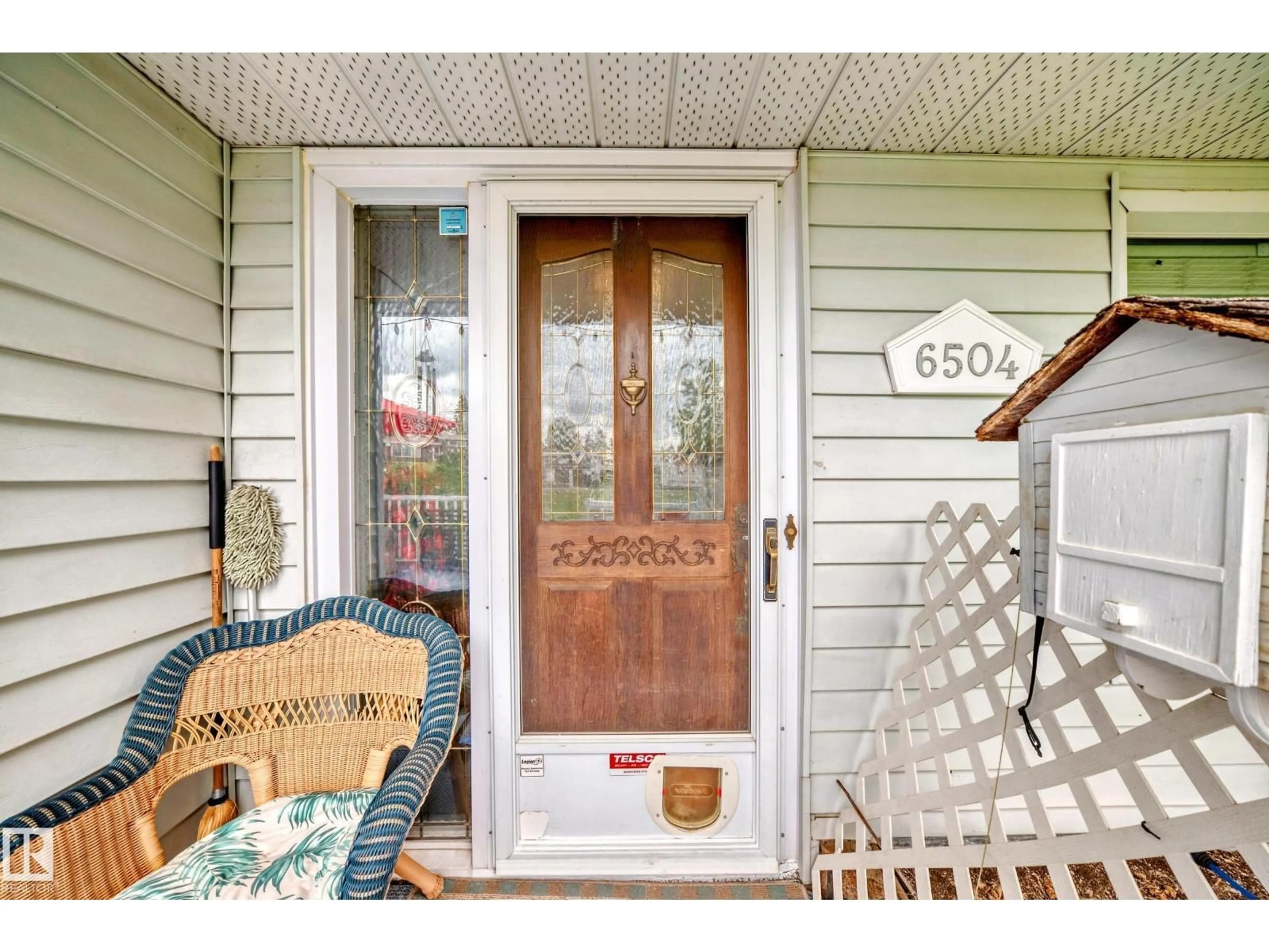 Indoor entryway for 6504 109B AV NW, Edmonton Alberta T6A1S8