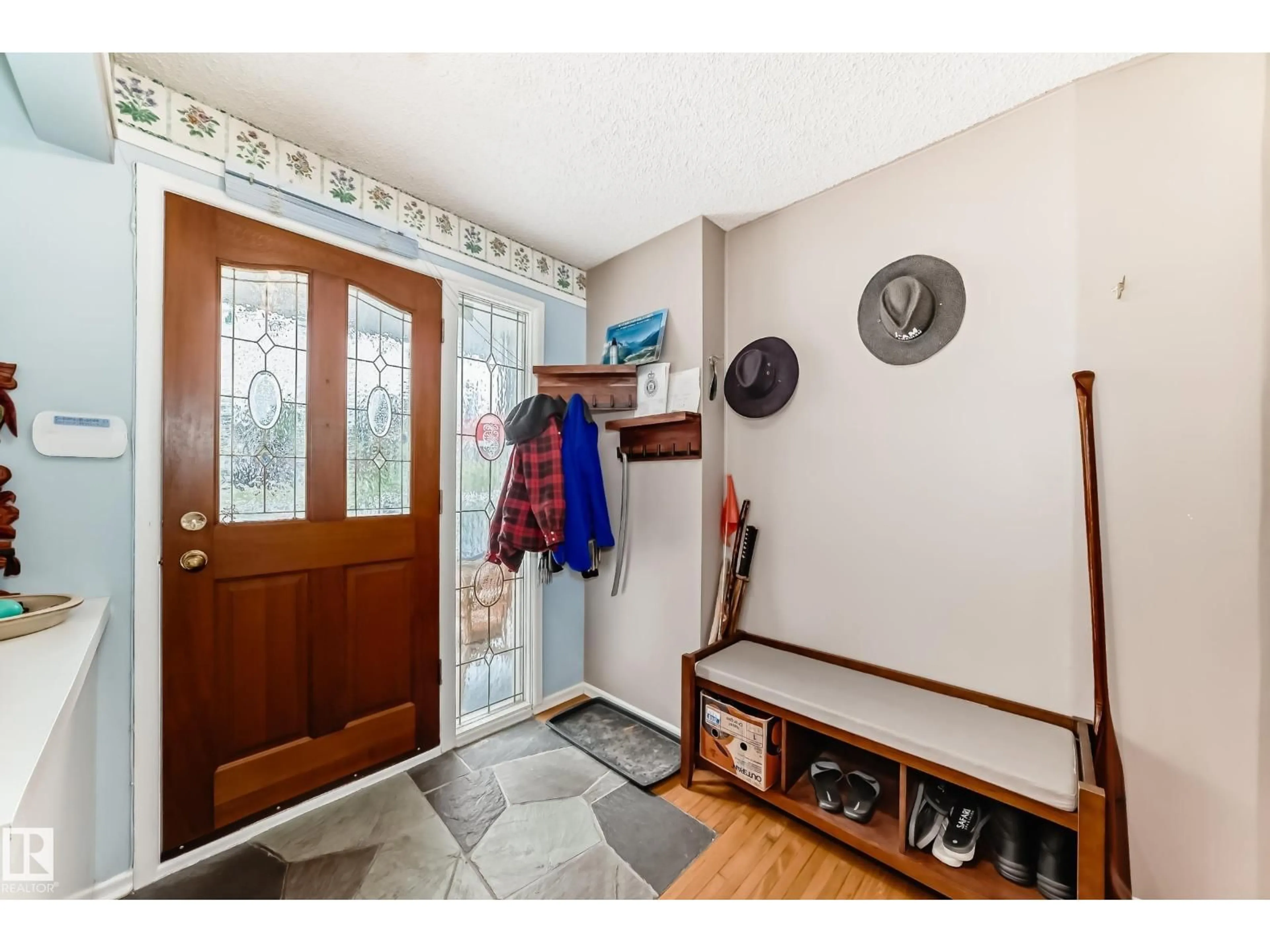 Indoor entryway for 6504 109B AV NW, Edmonton Alberta T6A1S8