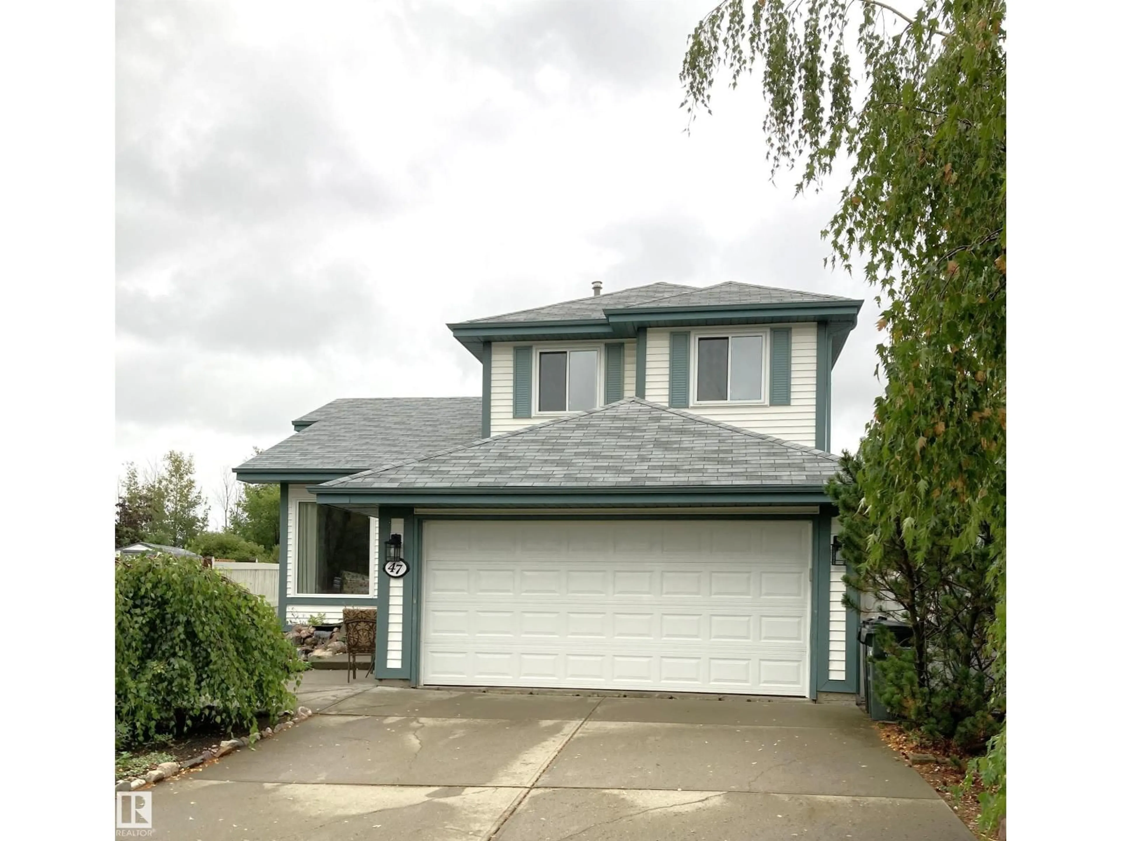 Home with vinyl exterior material, street for 47 LILAC CR, Sherwood Park Alberta T8A2N1