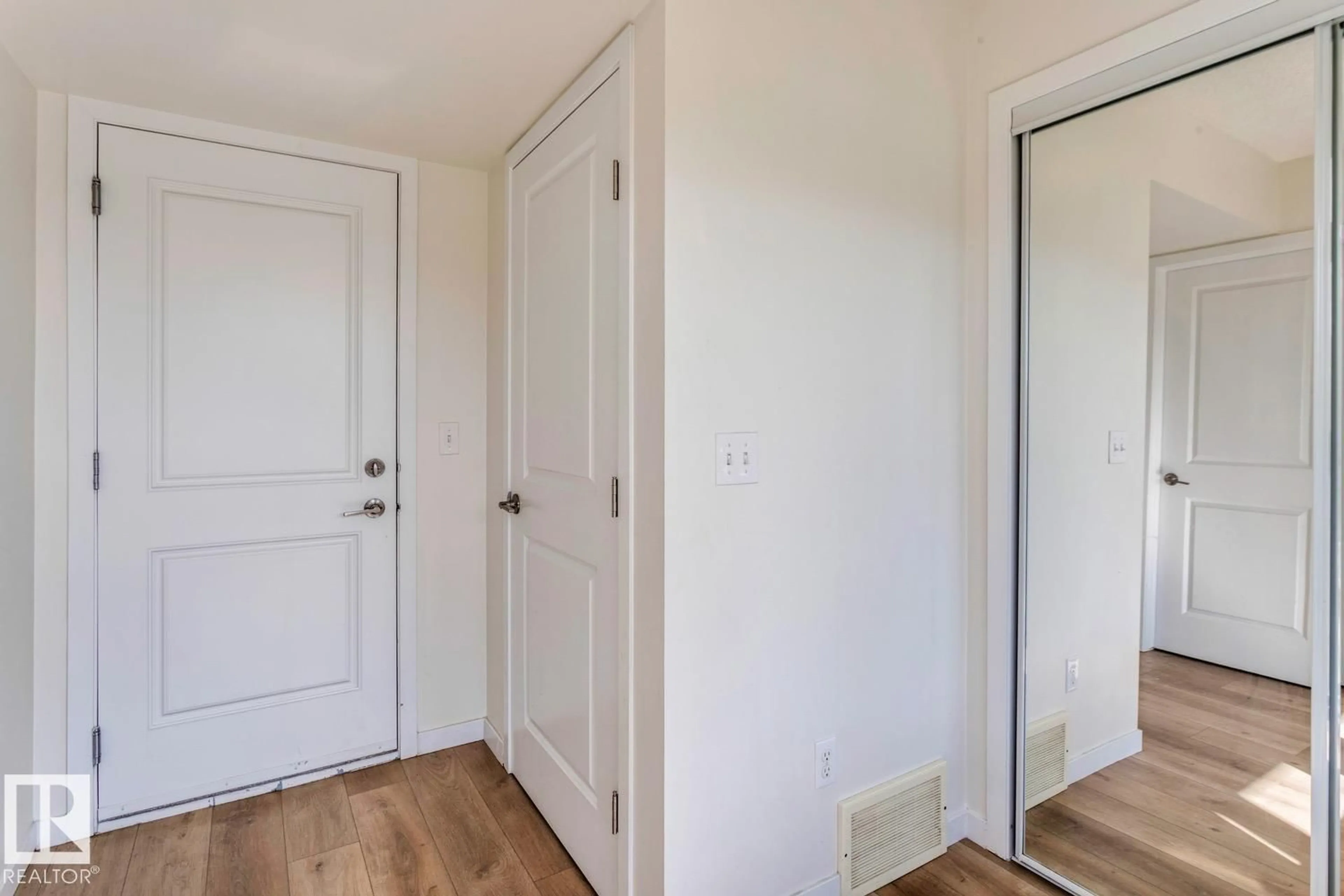 Indoor entryway for #31 - 1816 RUTHERFORD RD, Edmonton Alberta T6W2K6