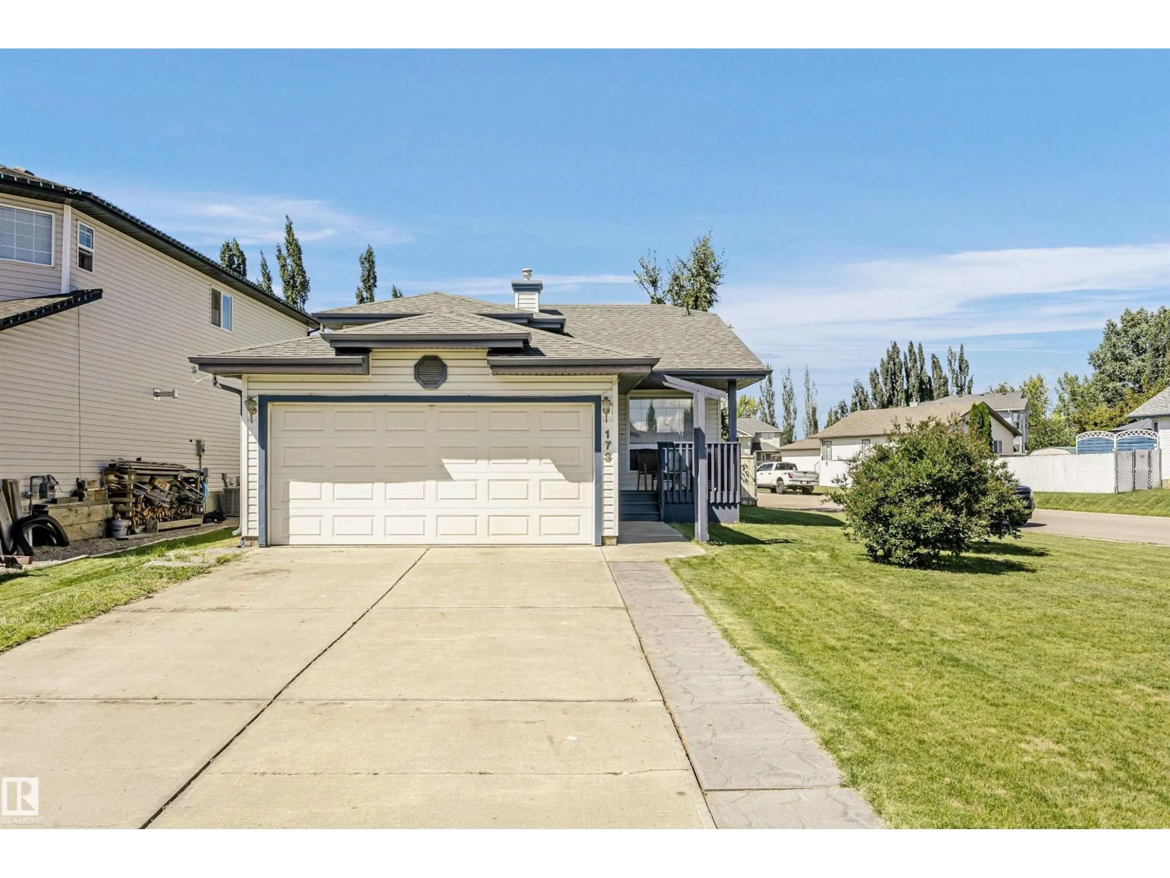 Home with vinyl exterior material, street for 173 LAKEWOOD DR, Spruce Grove Alberta T7X4K3