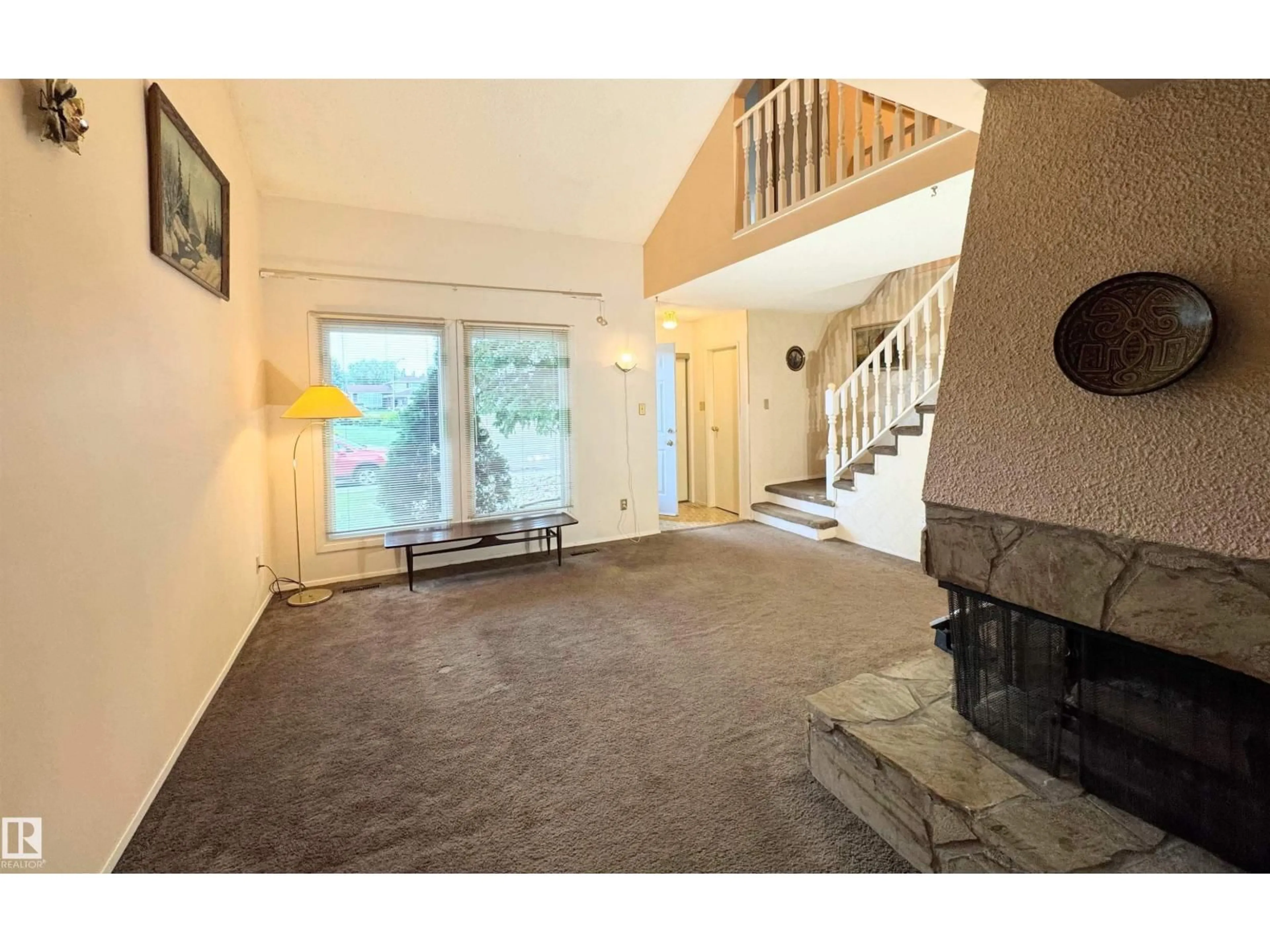 Indoor foyer for 5345 HILL VIEW CR, Edmonton Alberta T6L1V9