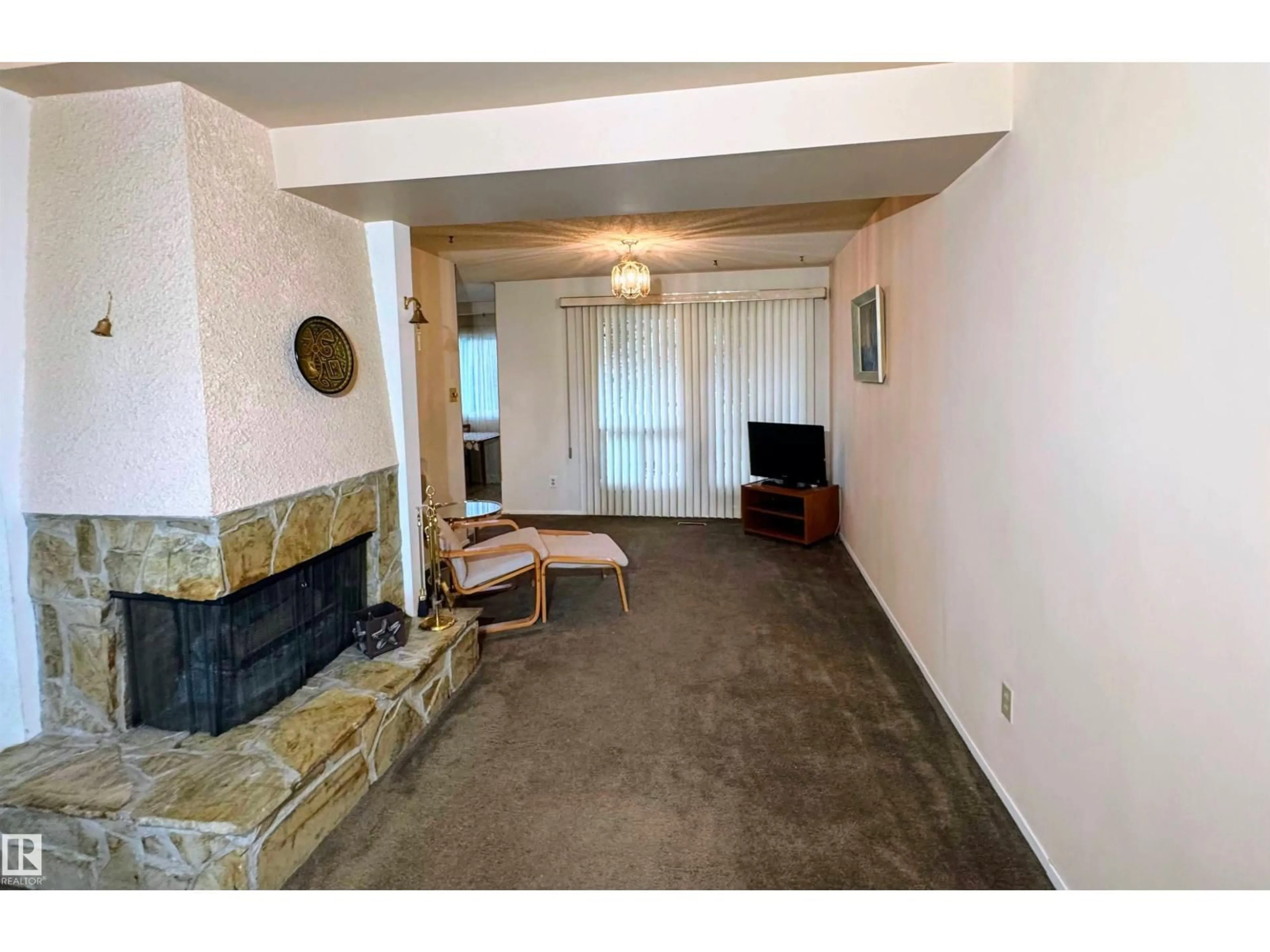 A pic of a room for 5345 HILL VIEW CR, Edmonton Alberta T6L1V9