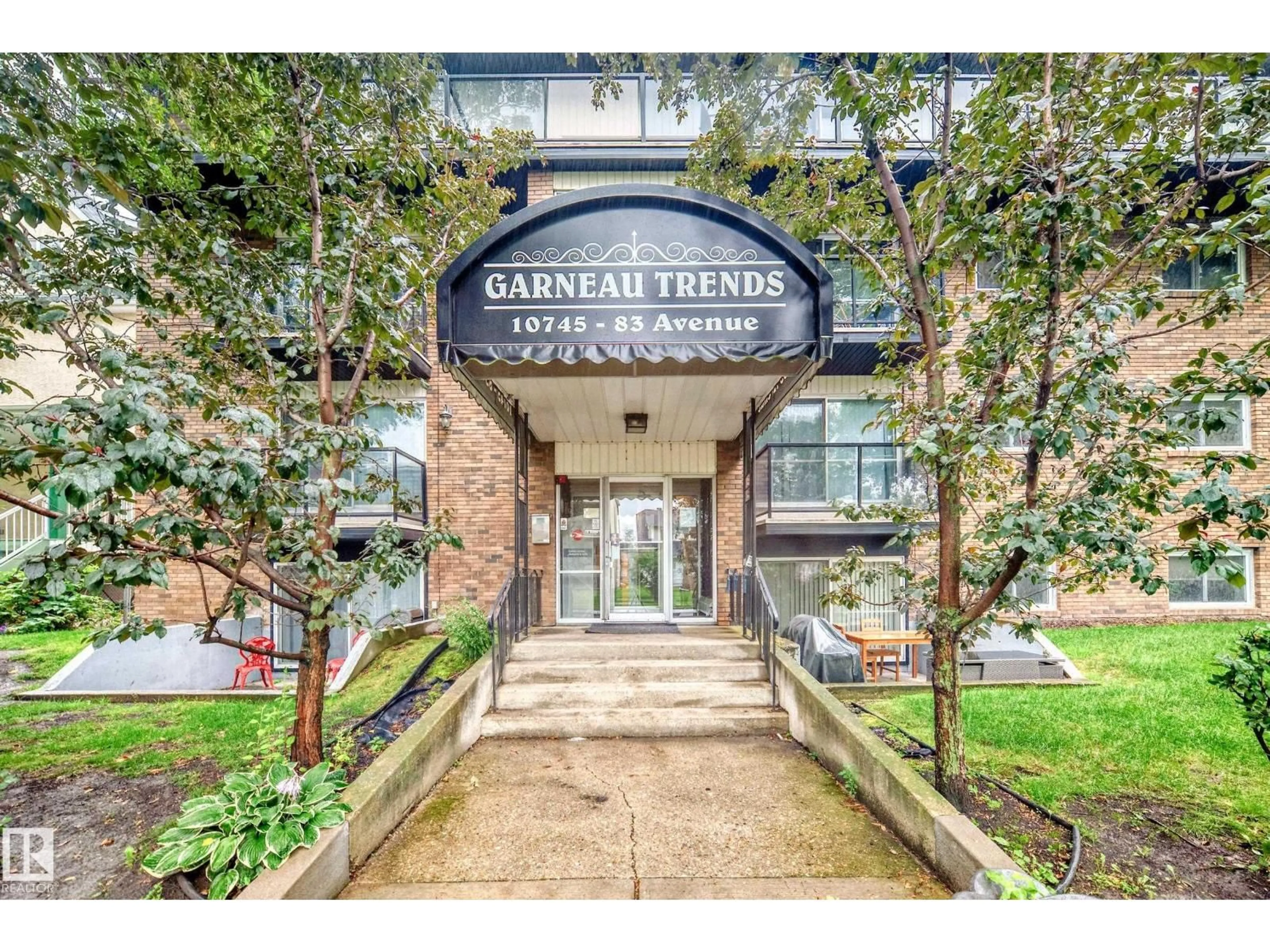 Indoor foyer for #105 - 10745 83 AV, Edmonton Alberta T6E2E5