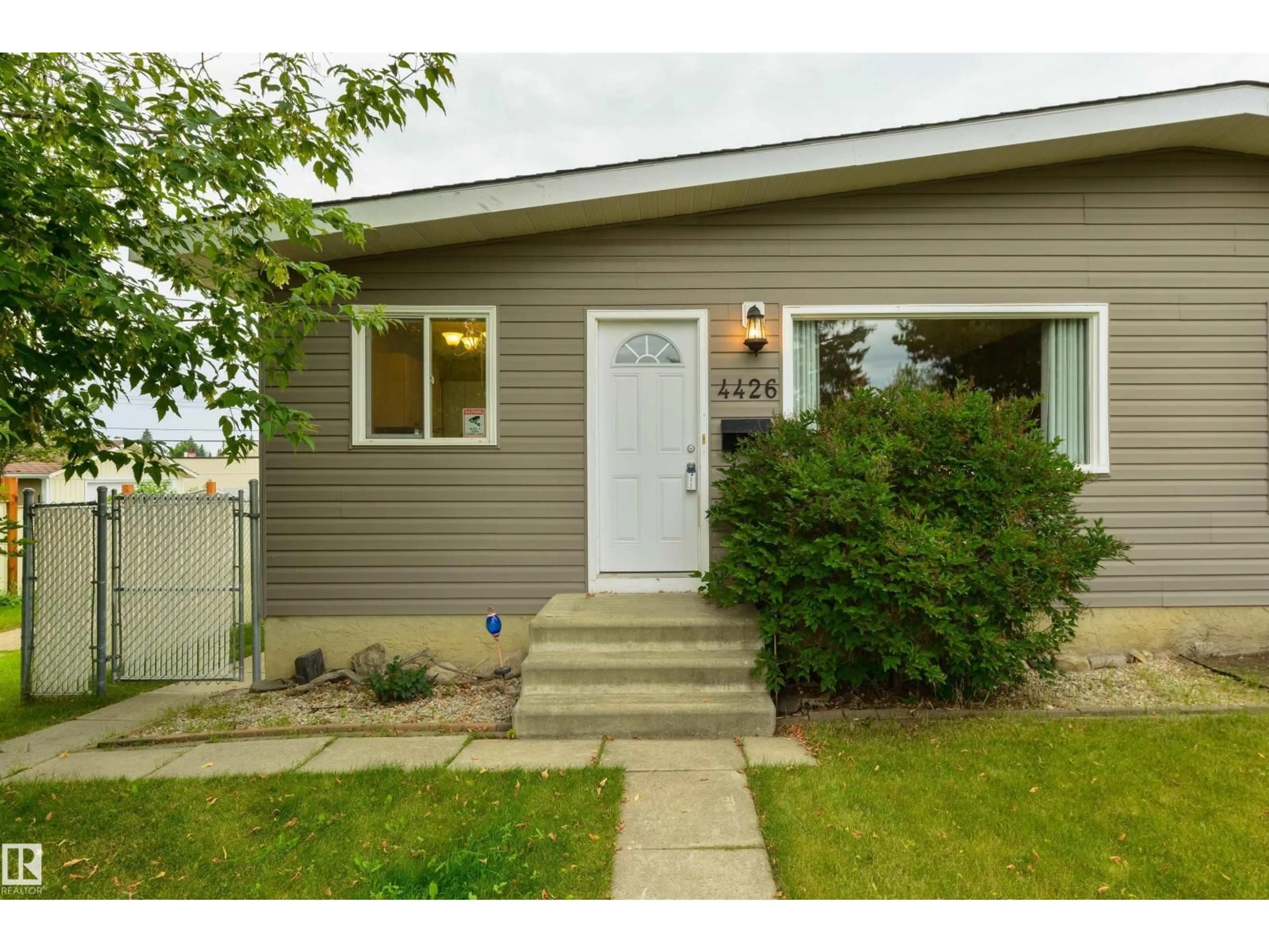 Home with vinyl exterior material, street for 4426 47 ST, Stony Plain Alberta T7Z1H9