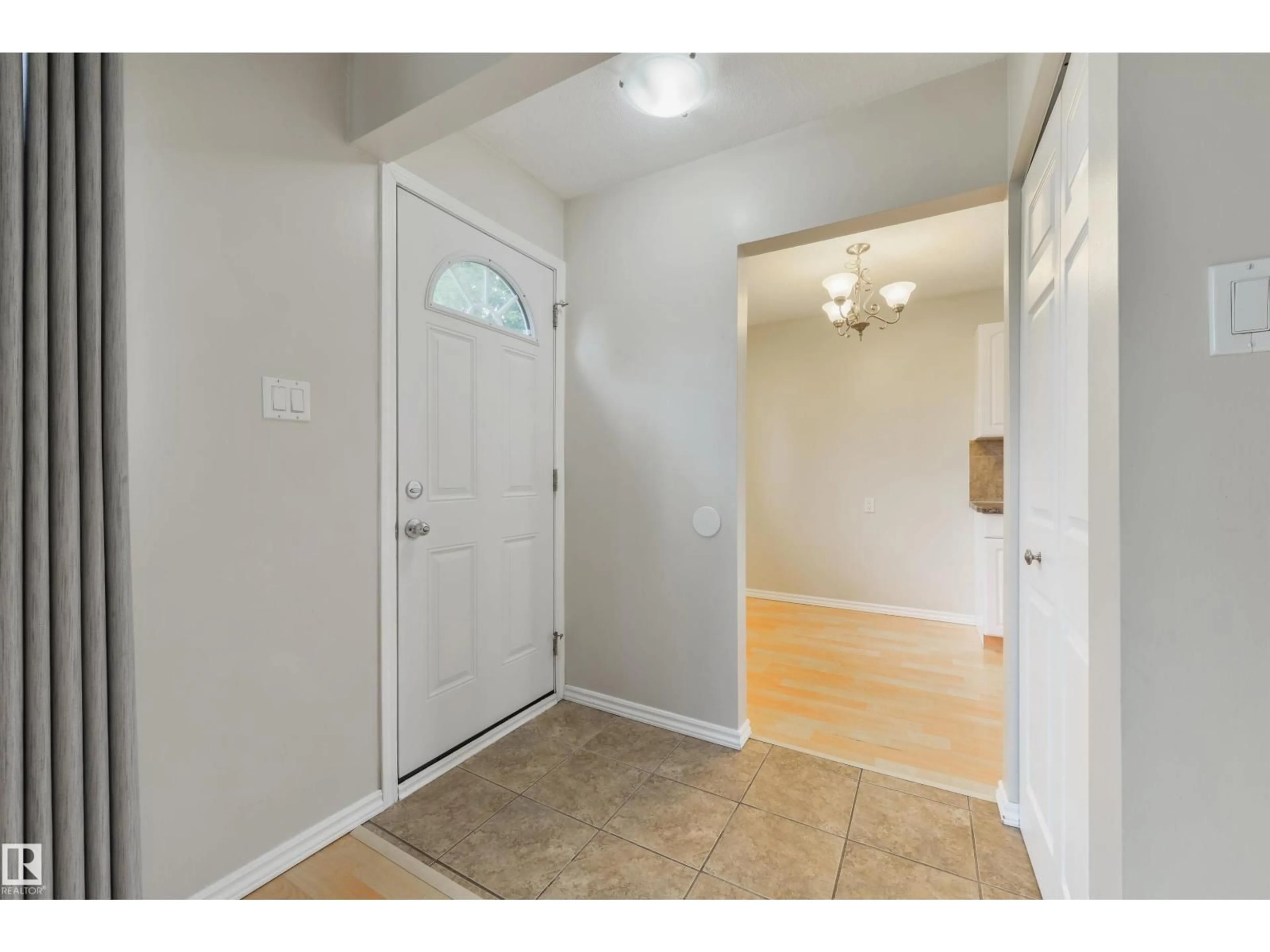 Indoor entryway for 4426 47 ST, Stony Plain Alberta T7Z1H9