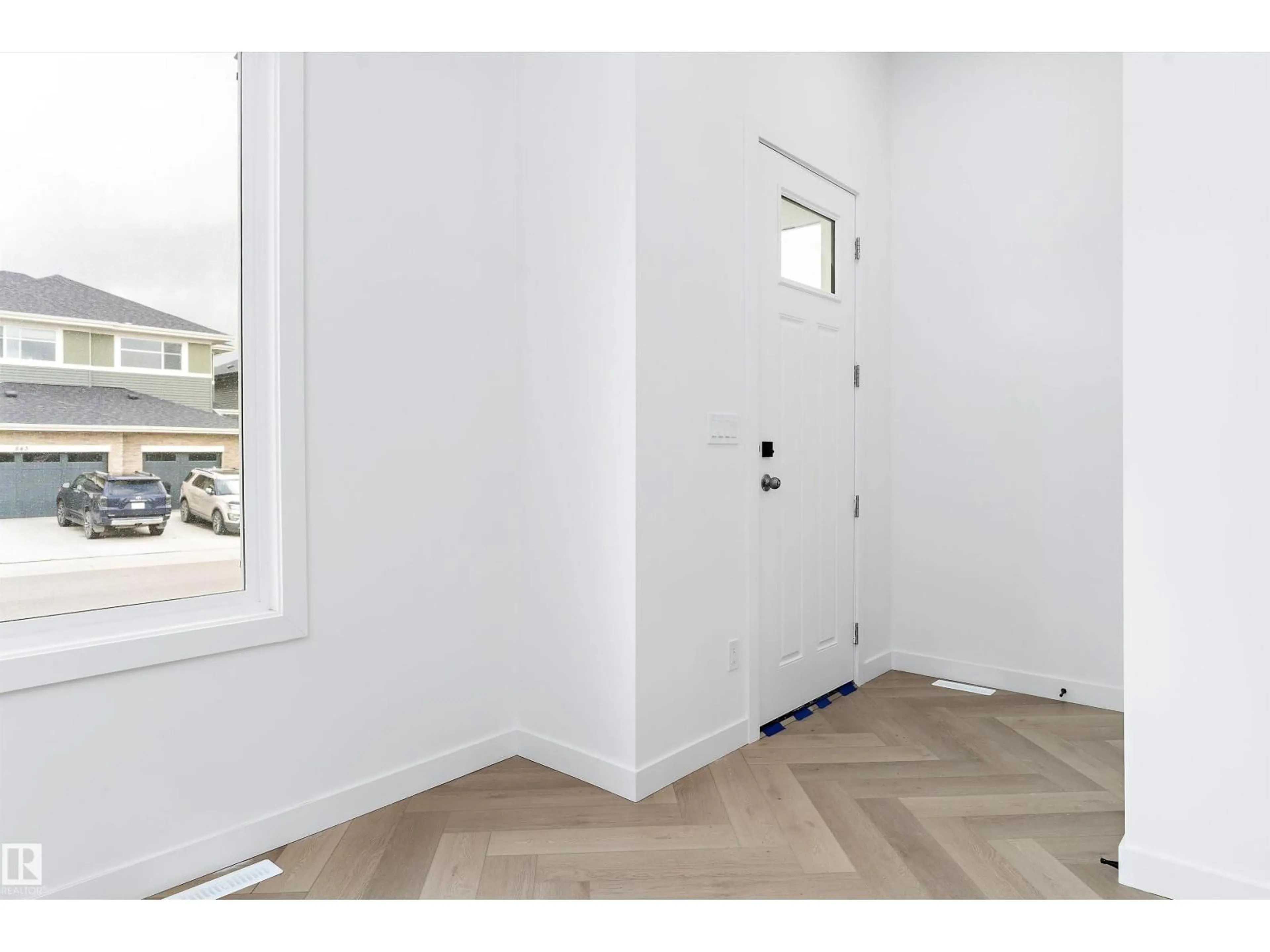 Indoor entryway for 838 NORTHERN HARRIER LN, Edmonton Alberta T5R2V5
