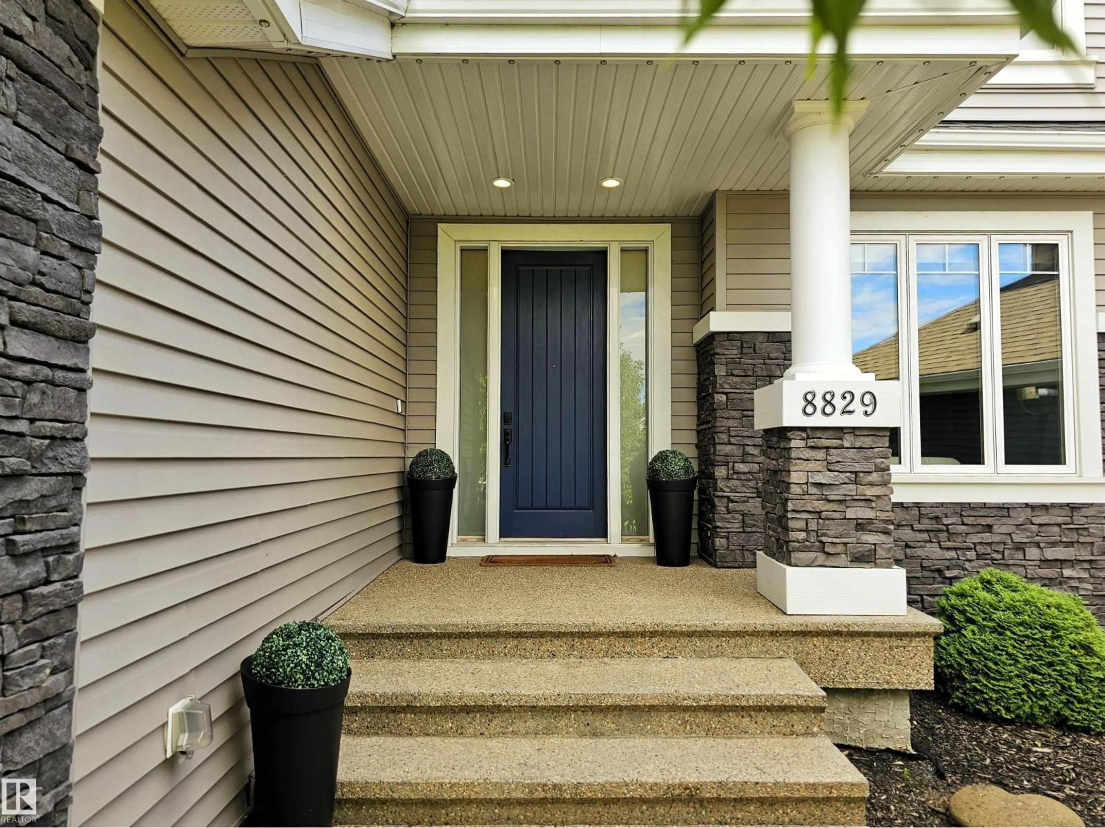 Indoor entryway for SW - 8829 19 AV, Edmonton Alberta T5Z3K4