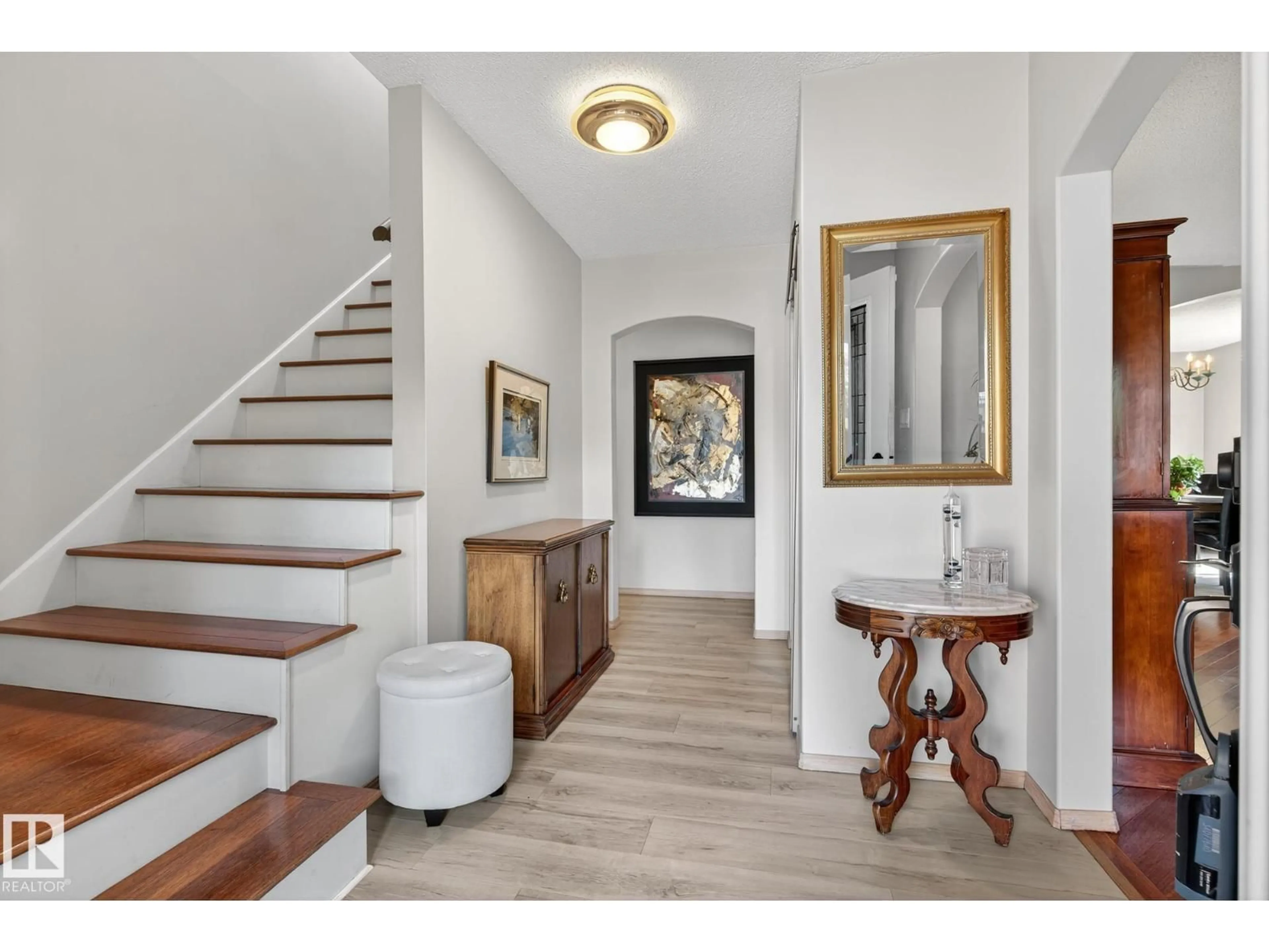 Indoor entryway for 14708 58 AV, Edmonton Alberta T6H4T2
