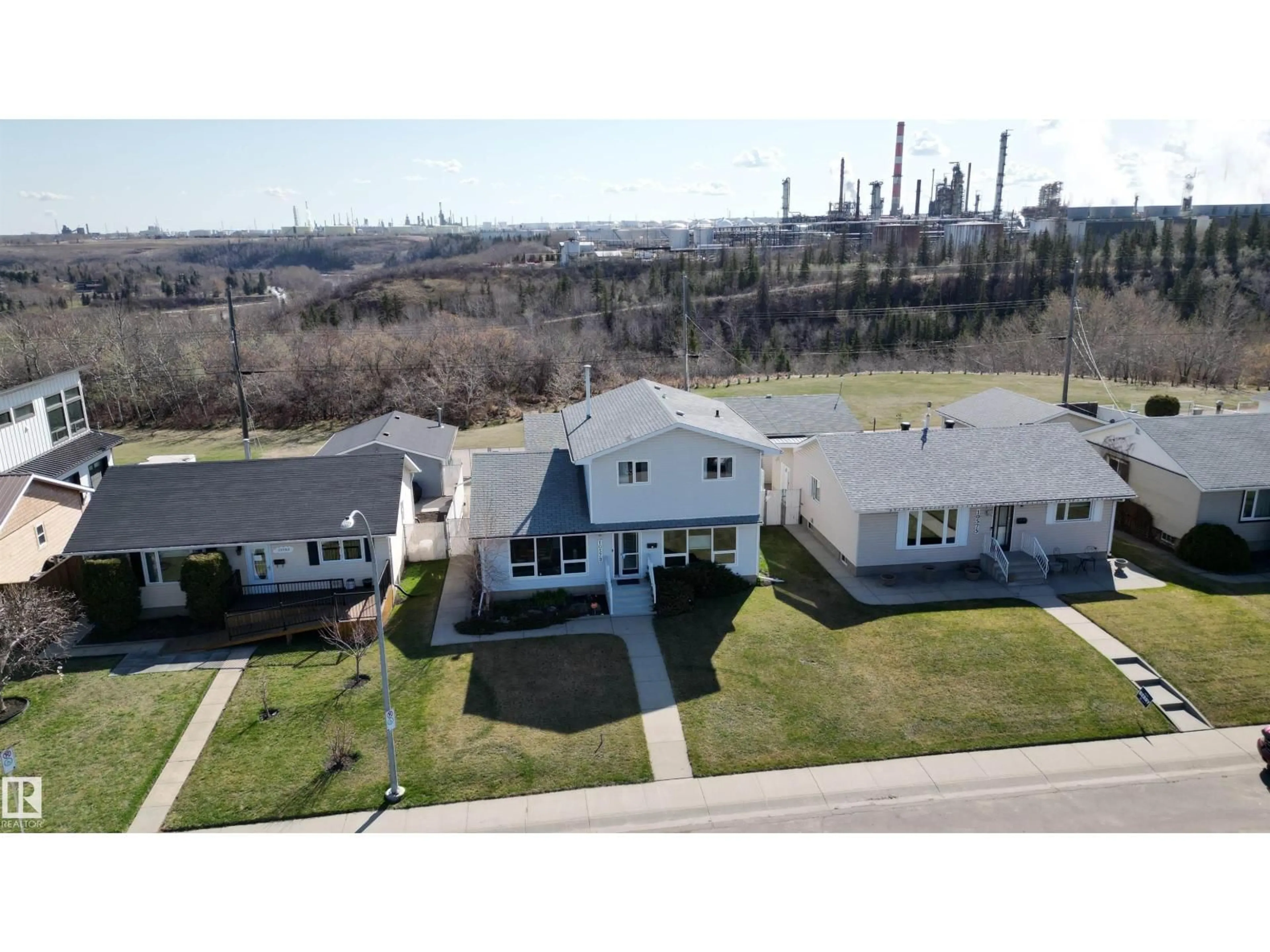 A pic from outside/outdoor area/front of a property/back of a property/a pic from drone, unknown for 10579 40 ST, Edmonton Alberta T6A1S9