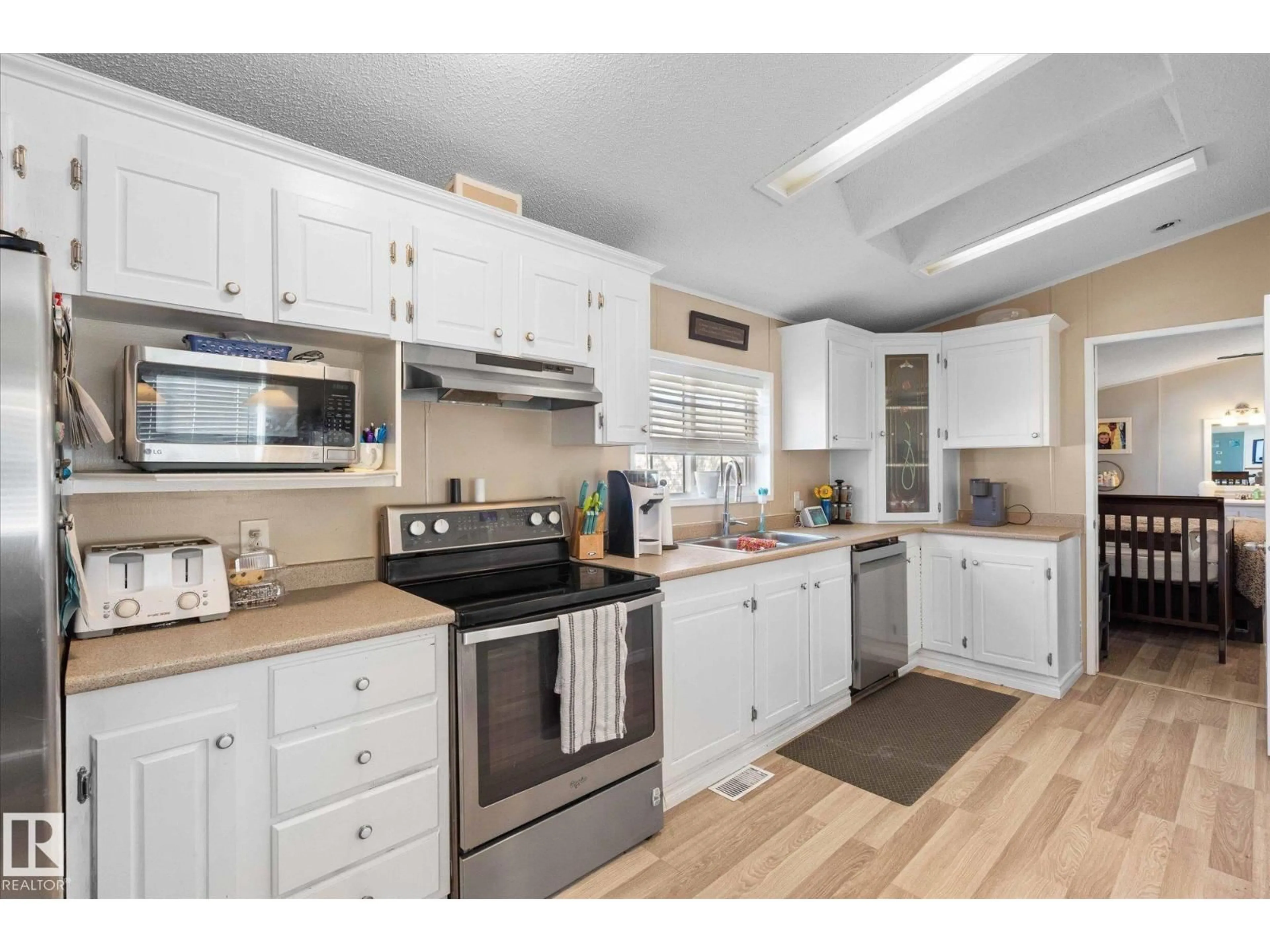 Standard kitchen, unknown for 1503 JUBILEE DR, Sherwood Park Alberta T8H1M1