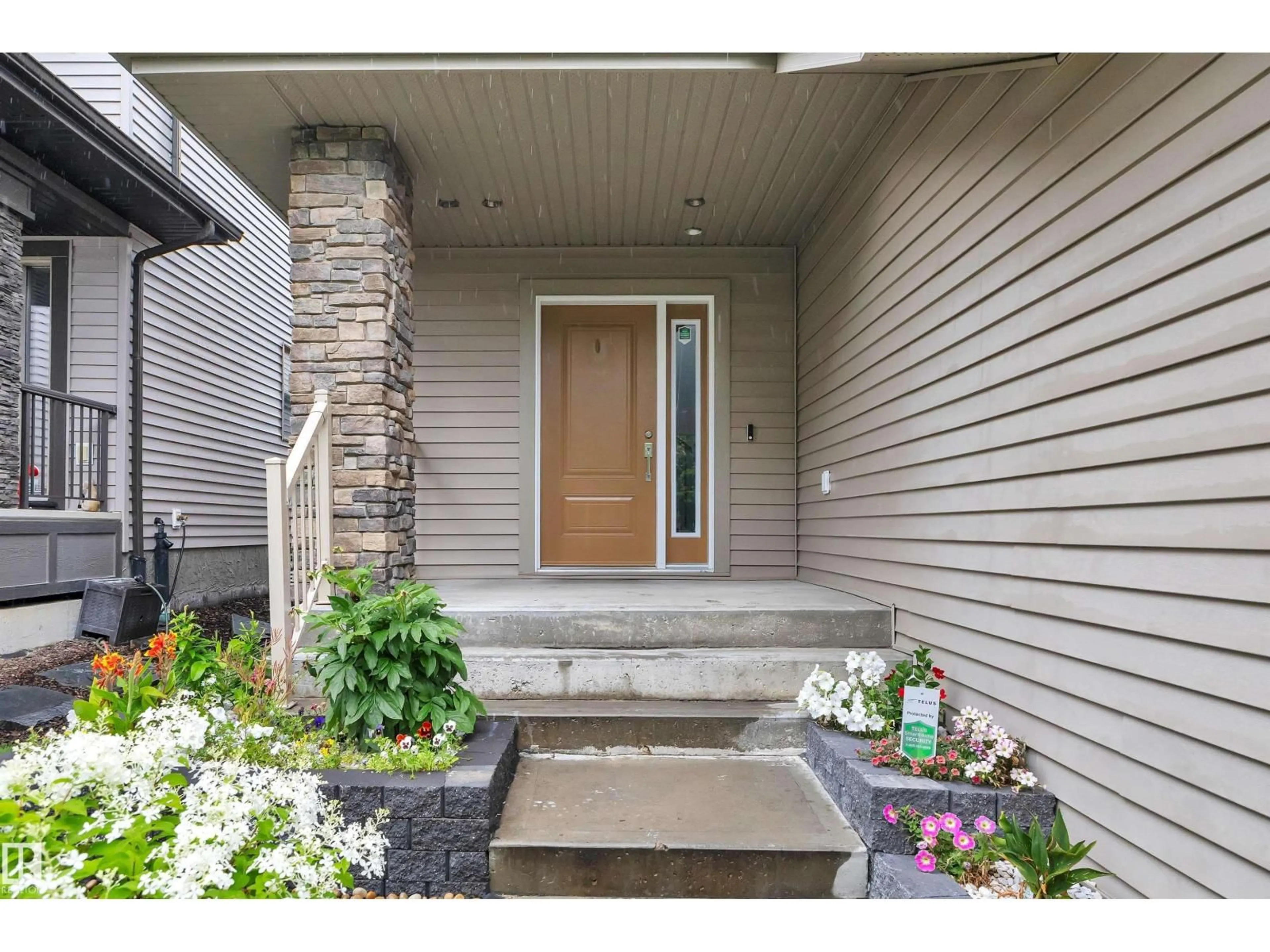 Indoor entryway for 1024 ARMITAGE CR, Edmonton Alberta T6W0K6