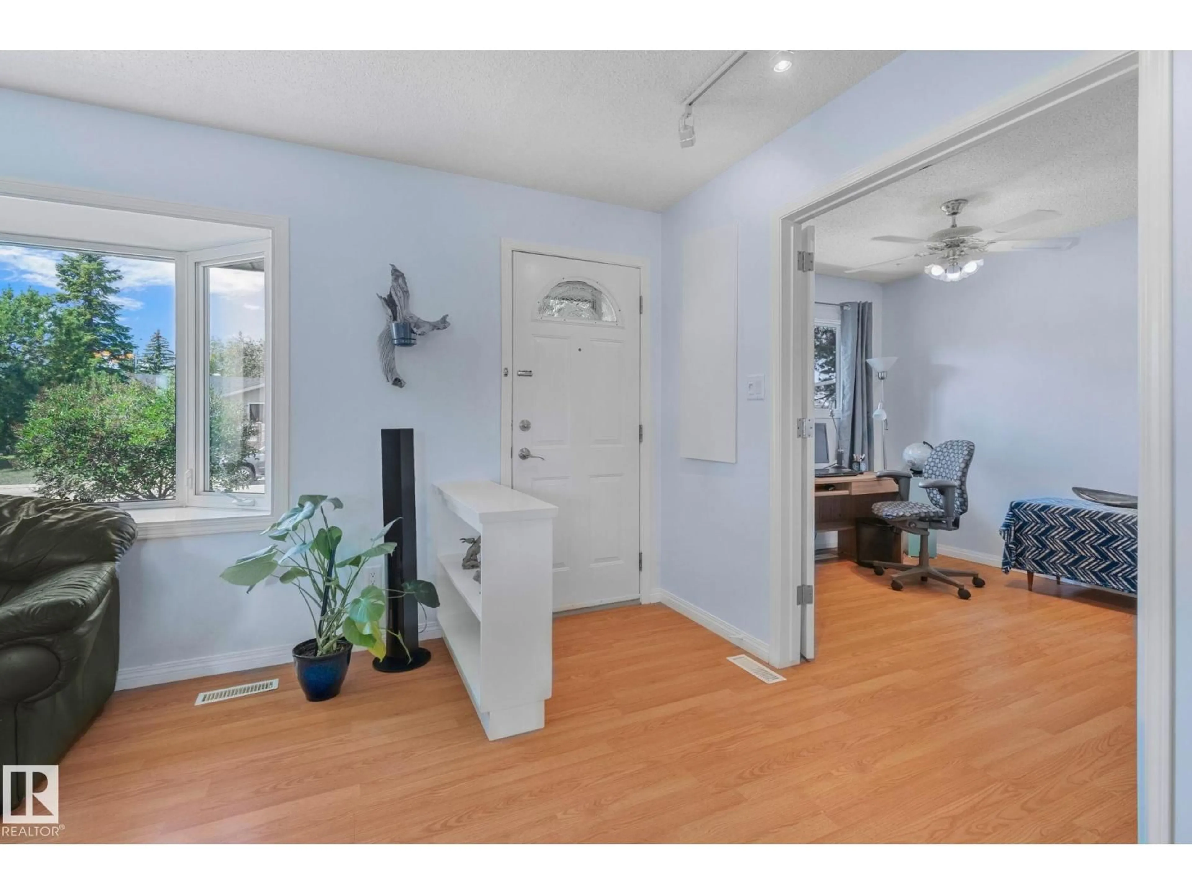 Indoor entryway for 14815 96 ST, Edmonton Alberta T5E4B9