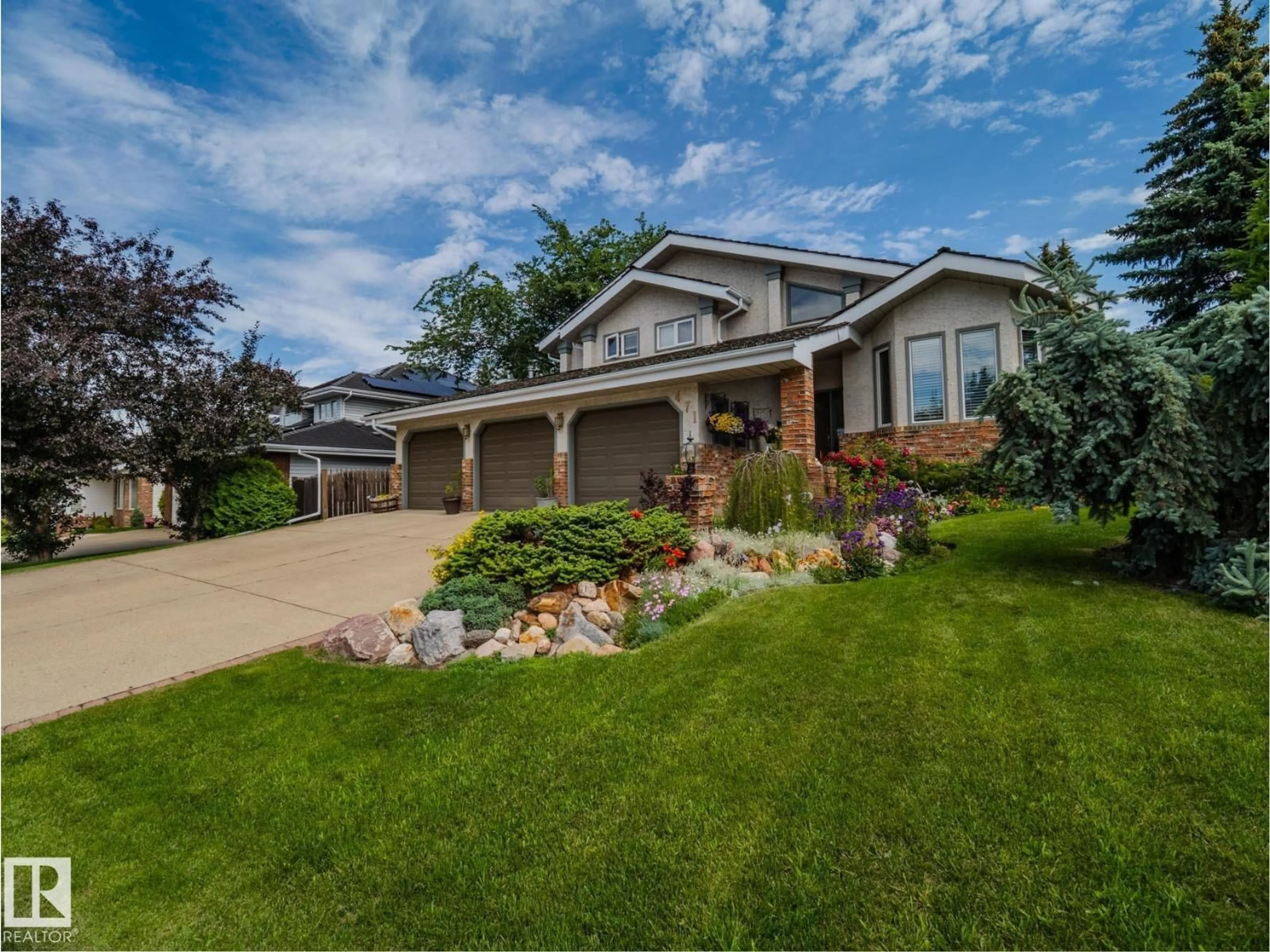 Home with vinyl exterior material, street for 471 RONNING ST, Edmonton Alberta T6R1Z2