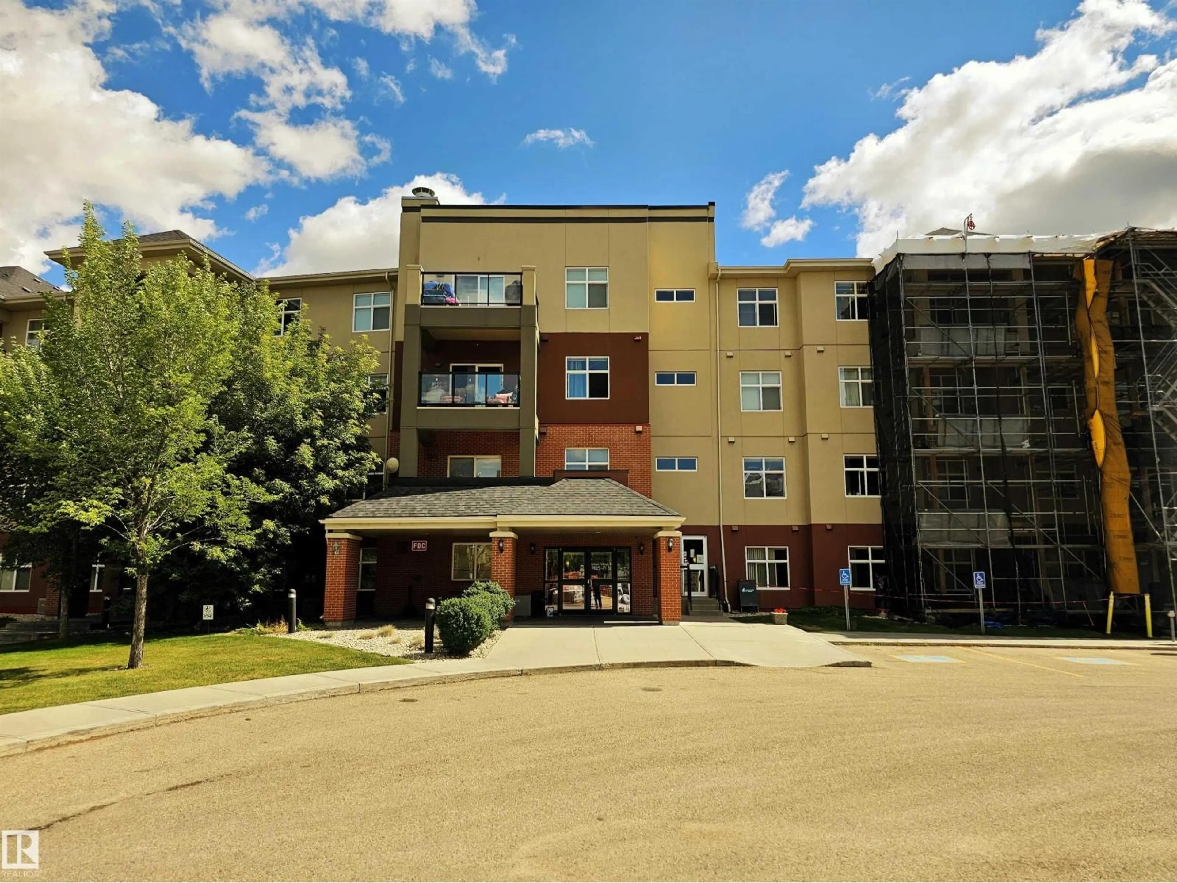 Patio, building for 137 7825 71 ST NW, Edmonton Alberta T6B3R9