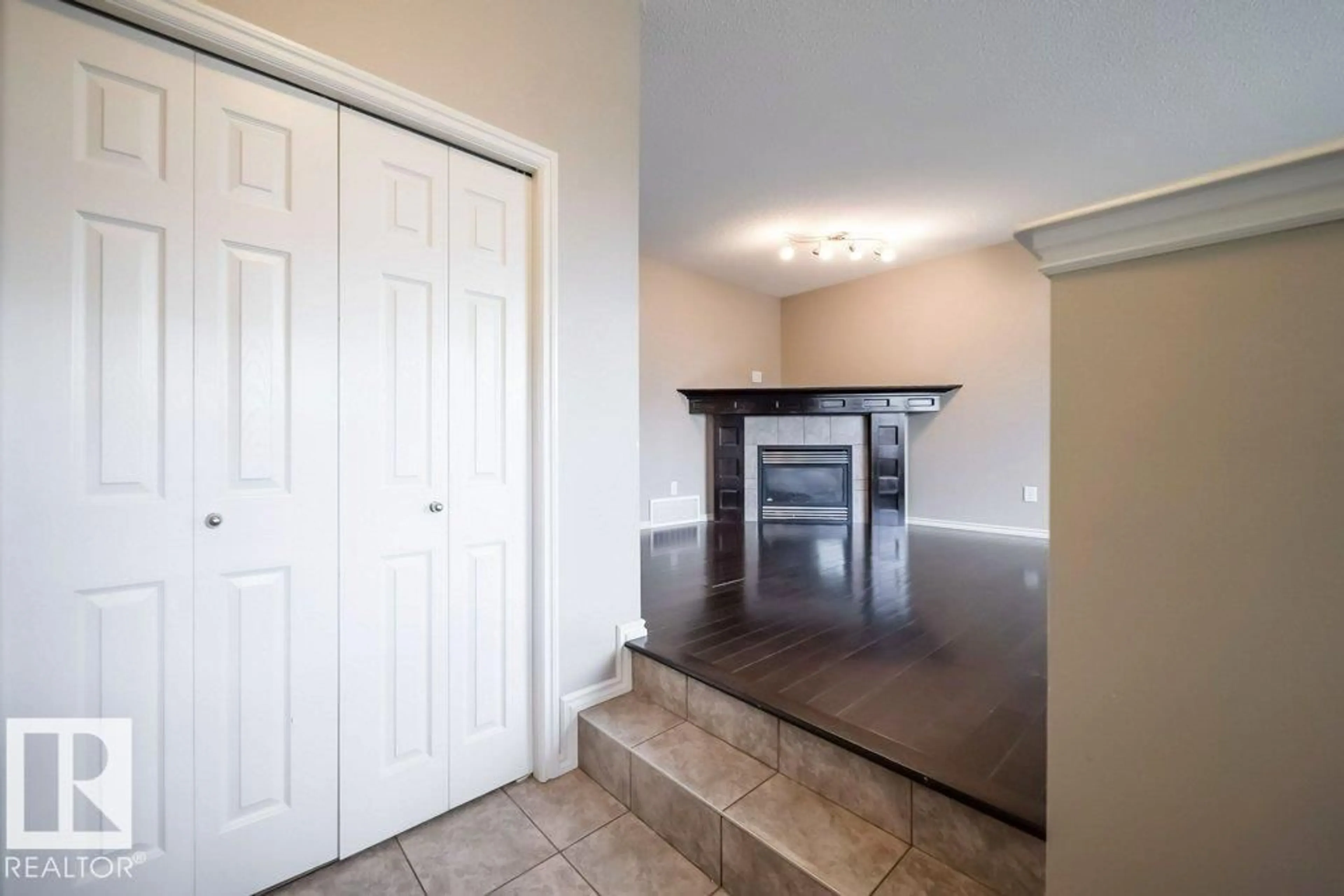 Indoor entryway for 421 KEYSTONE WY, Leduc Alberta T9E0M5